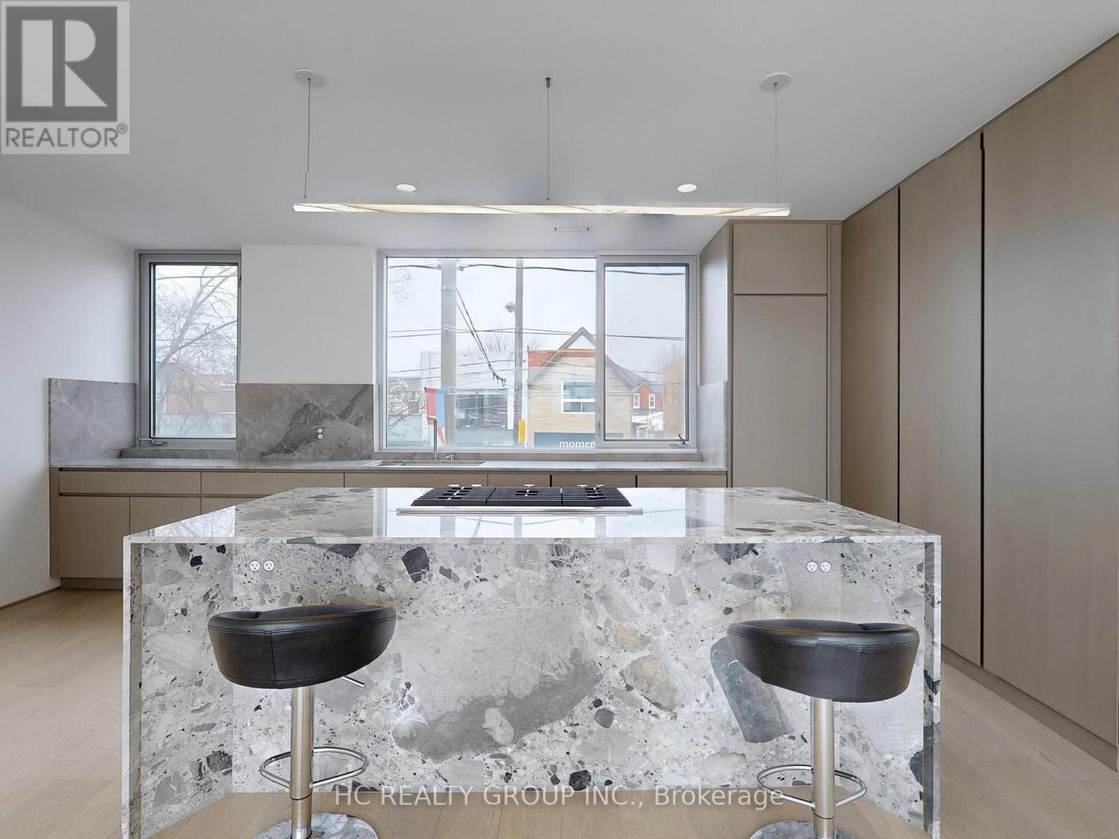 UPPER - 899 DUNDAS STREET W, Toronto, Ontario