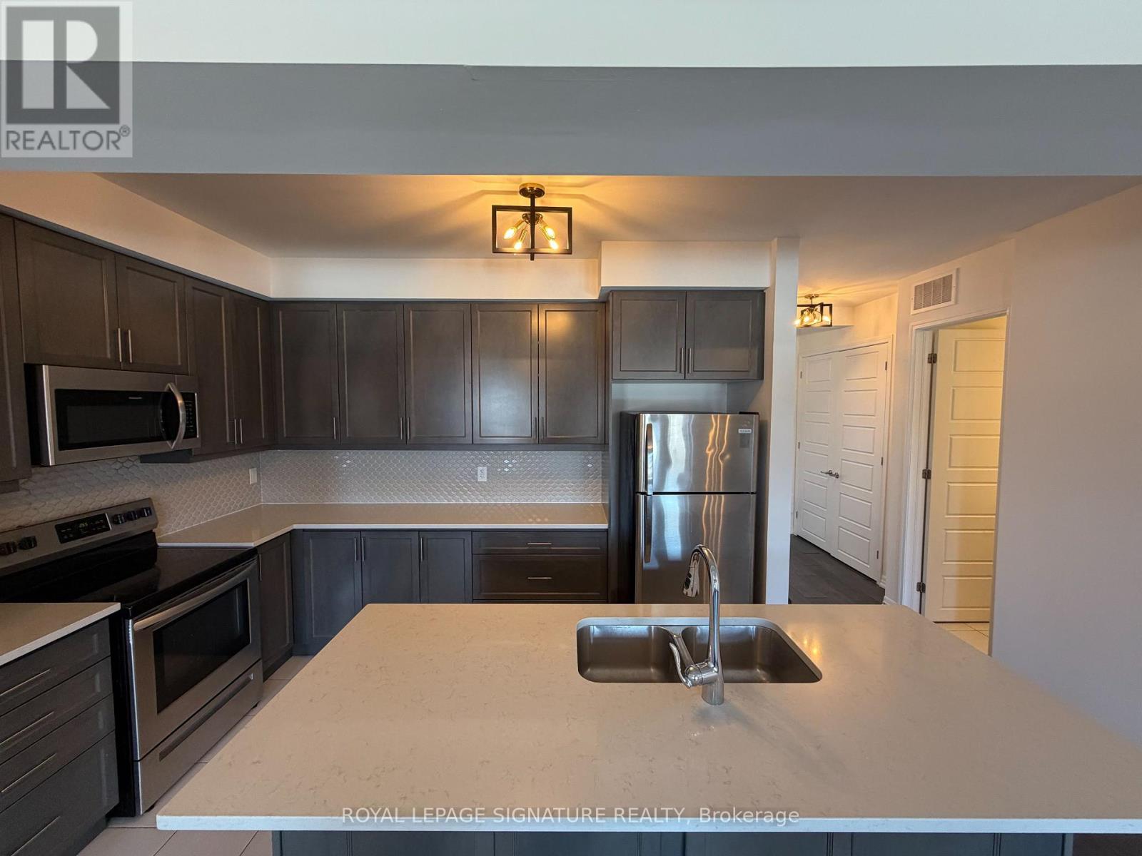 112 Burnhamthorpe Road E, Oakville (Go Glenorchy), Ontario  L6H 0X8 - Photo 7 - W12853246