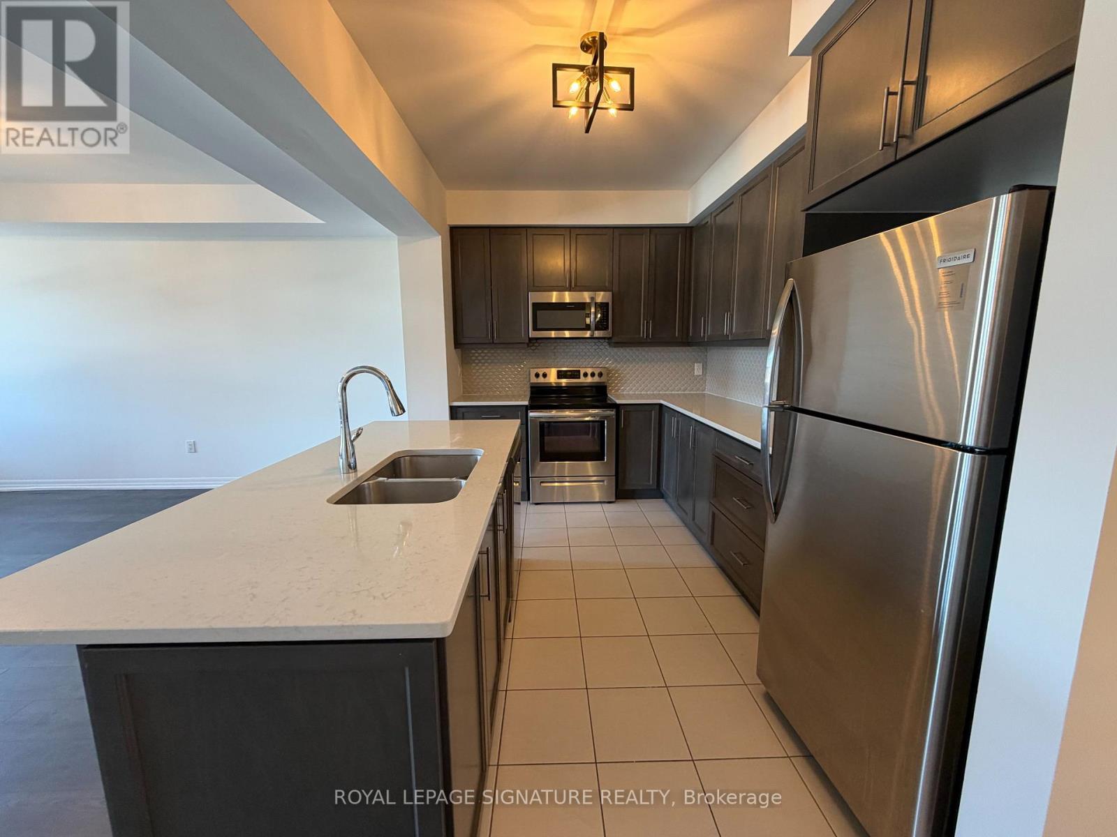 112 Burnhamthorpe Road E, Oakville (Go Glenorchy), Ontario  L6H 0X8 - Photo 8 - W12853246