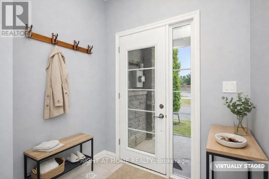 91 Borers Creek Circle, Hamilton (Waterdown), Ontario  L8B 1W3 - Photo 4 - X12853292