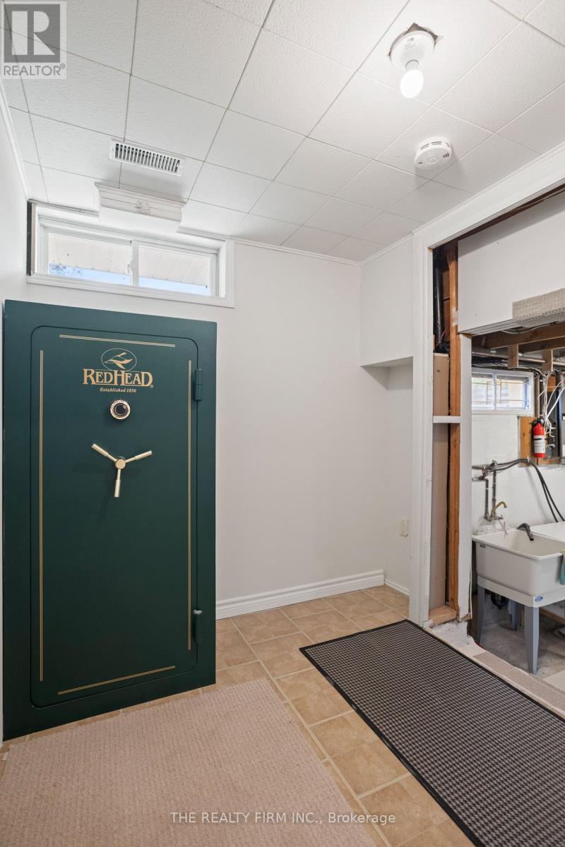 22 Milford Crescent, London North, Ontario  N5X 1A8 - Photo 32 - X12853540