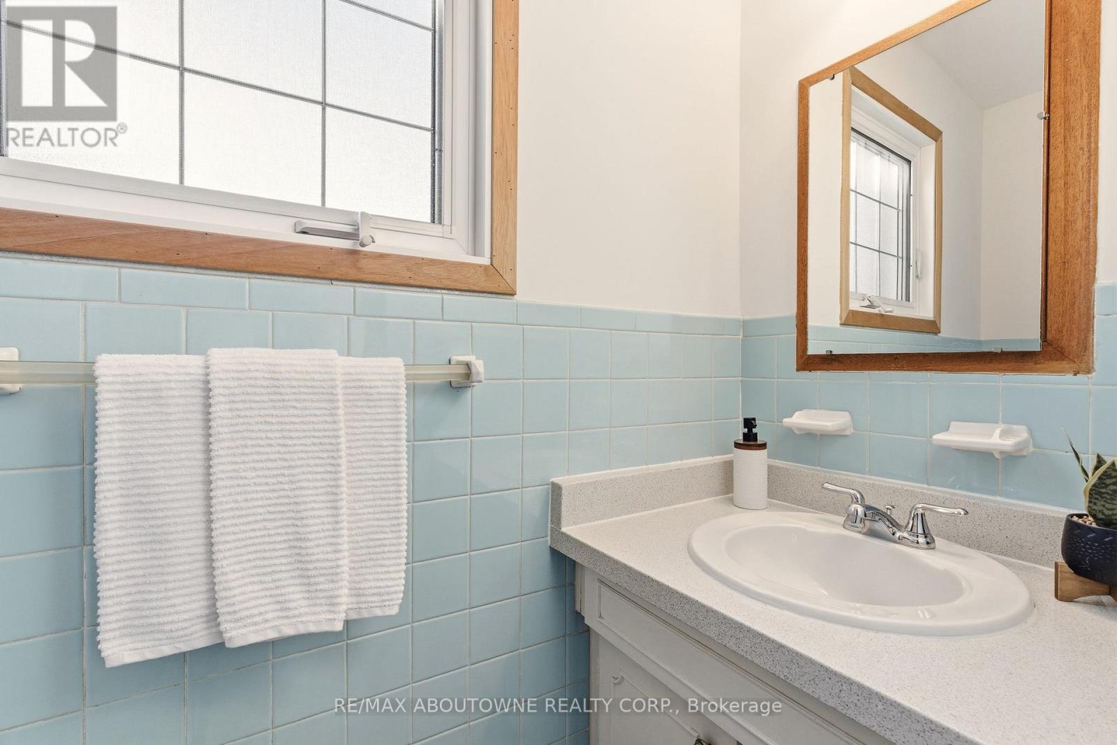 1015 Syeston Court, Mississauga, Ontario  L4Y 2W2 - Photo 19 - W12850128