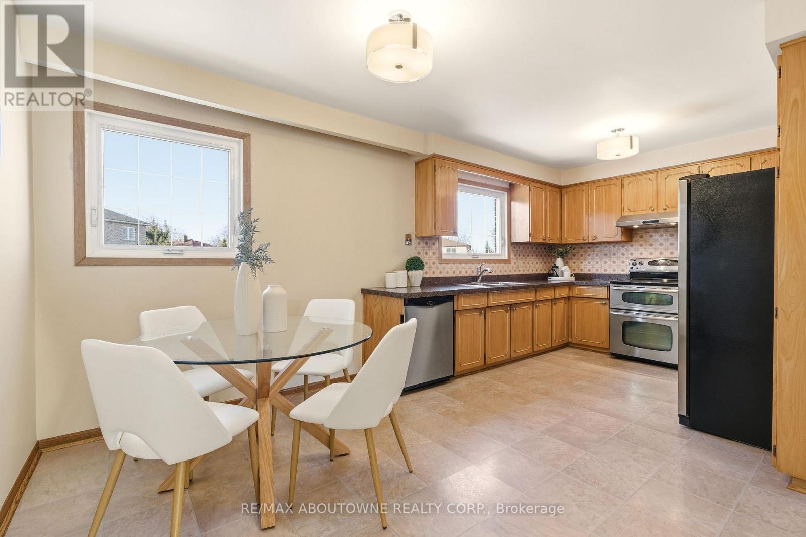 1015 Syeston Court, Mississauga, Ontario  L4Y 2W2 - Photo 15 - W12850128