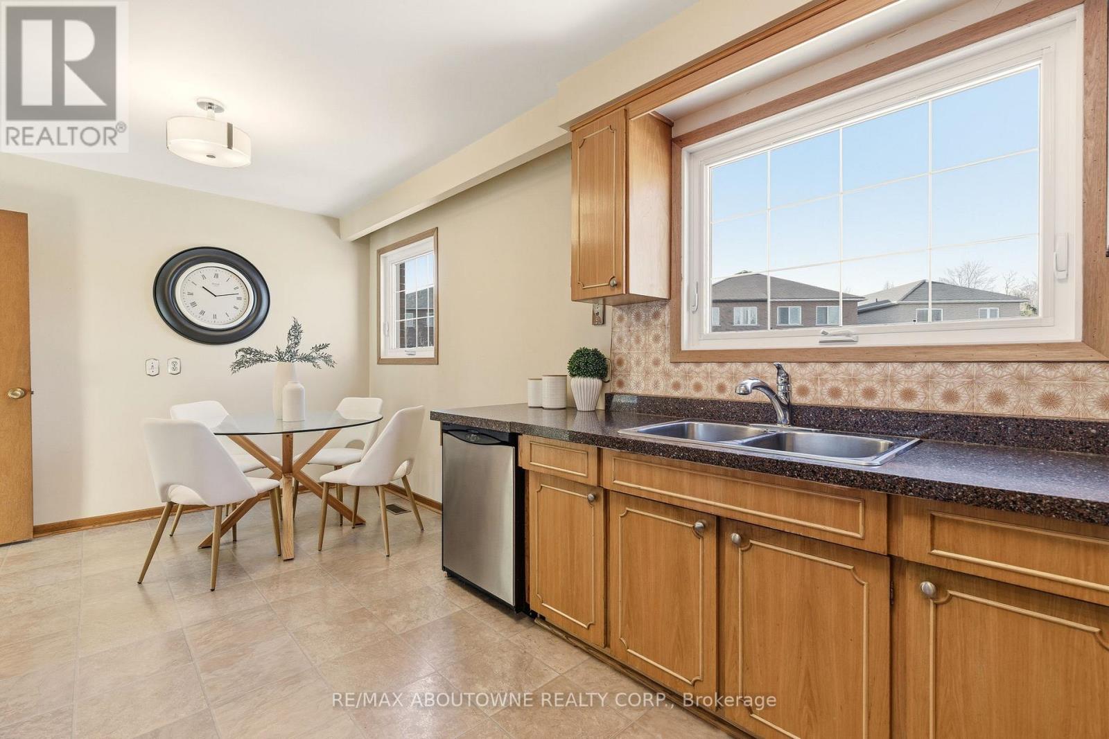 1015 Syeston Court, Mississauga, Ontario  L4Y 2W2 - Photo 17 - W12850128