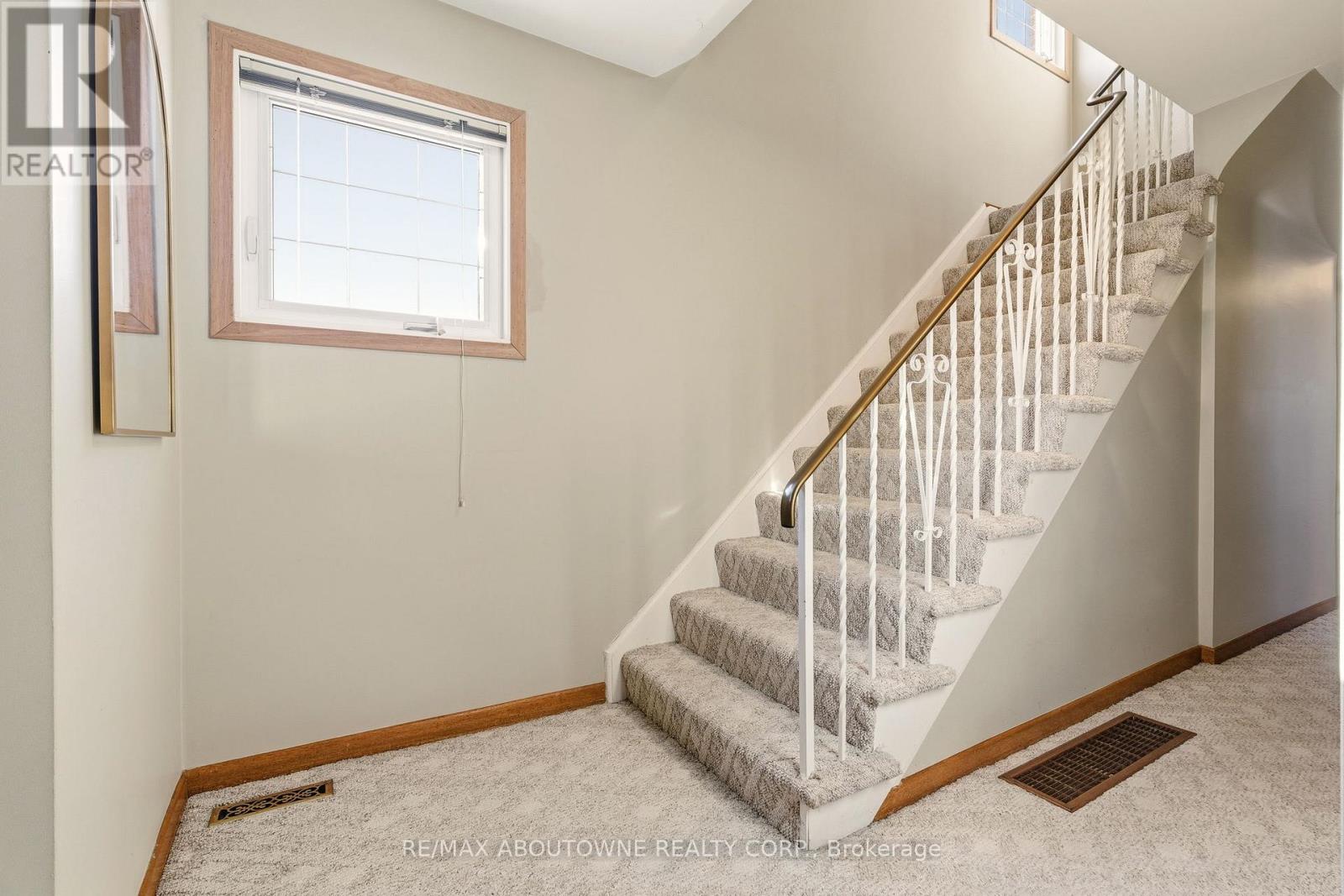 1015 Syeston Court, Mississauga, Ontario  L4Y 2W2 - Photo 20 - W12850128