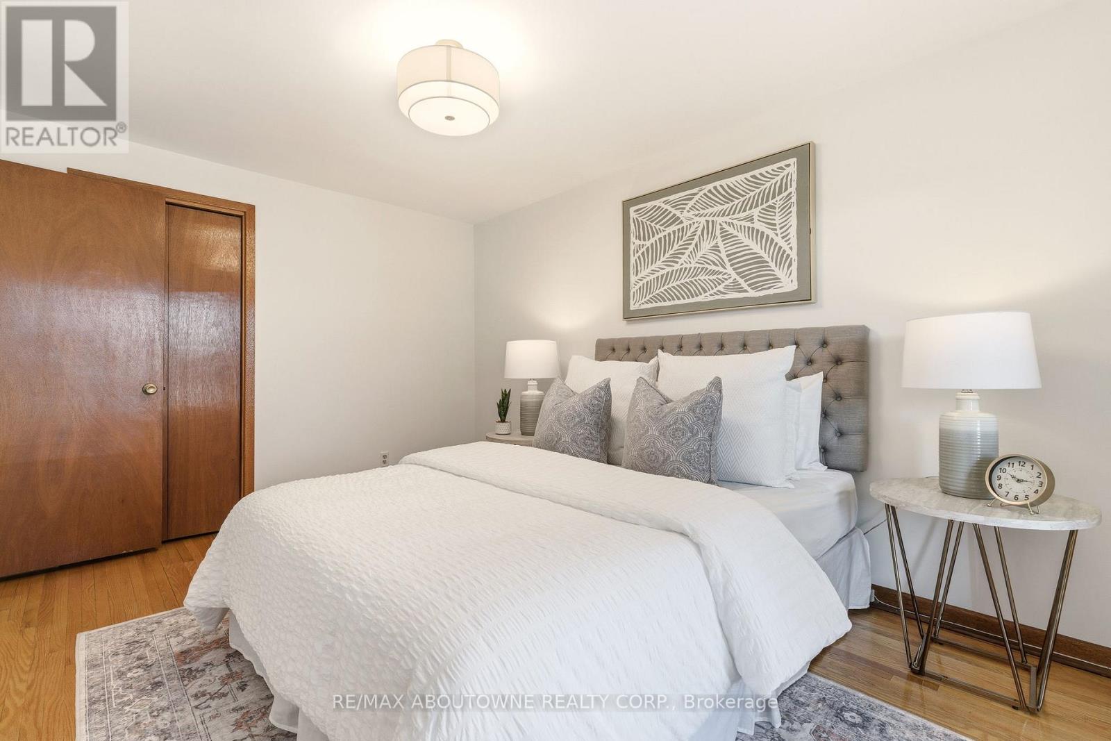 1015 Syeston Court, Mississauga, Ontario  L4Y 2W2 - Photo 22 - W12850128