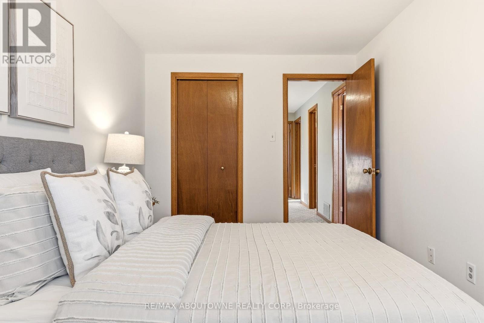 1015 Syeston Court, Mississauga, Ontario  L4Y 2W2 - Photo 29 - W12850128