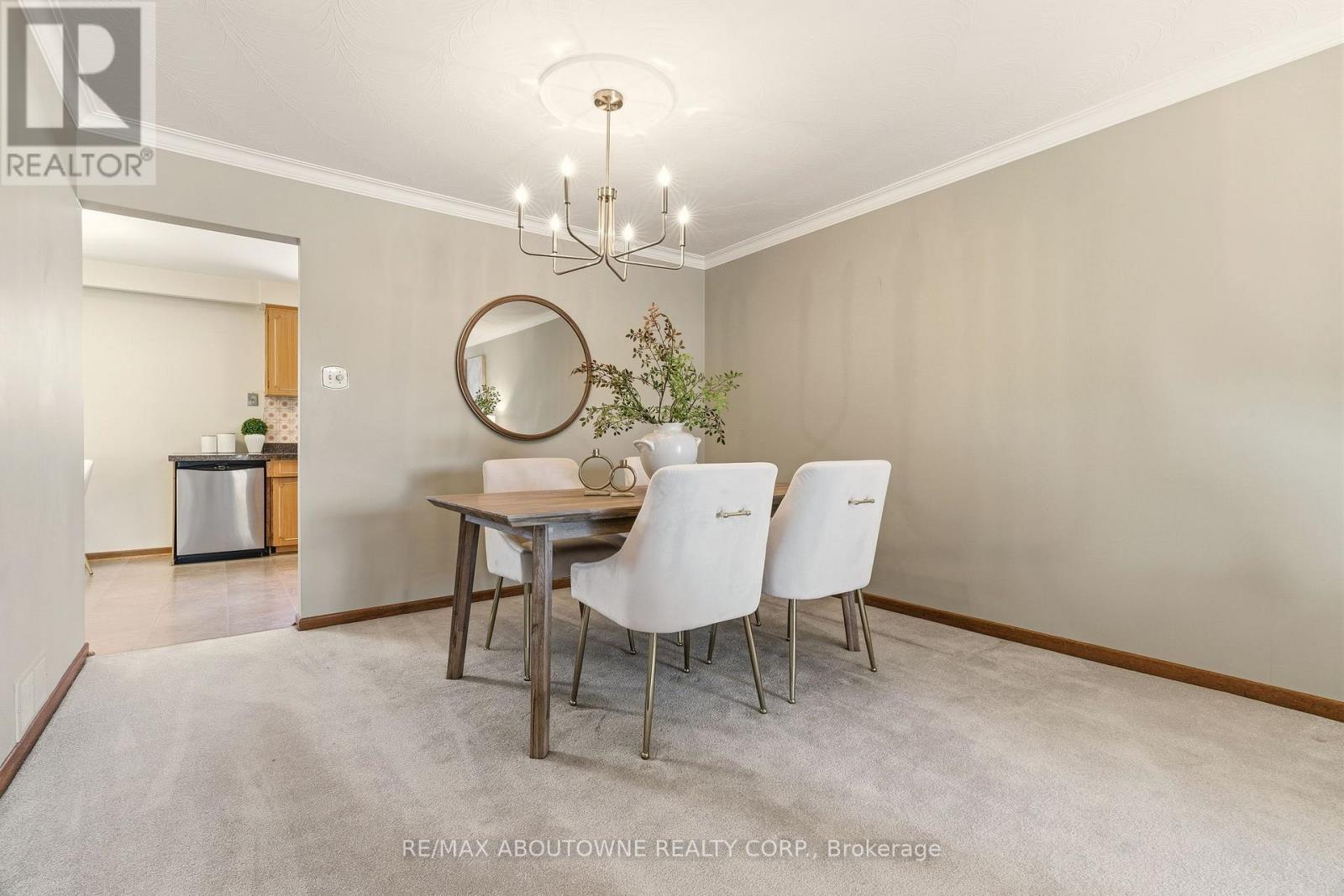 1015 Syeston Court, Mississauga, Ontario  L4Y 2W2 - Photo 10 - W12850128