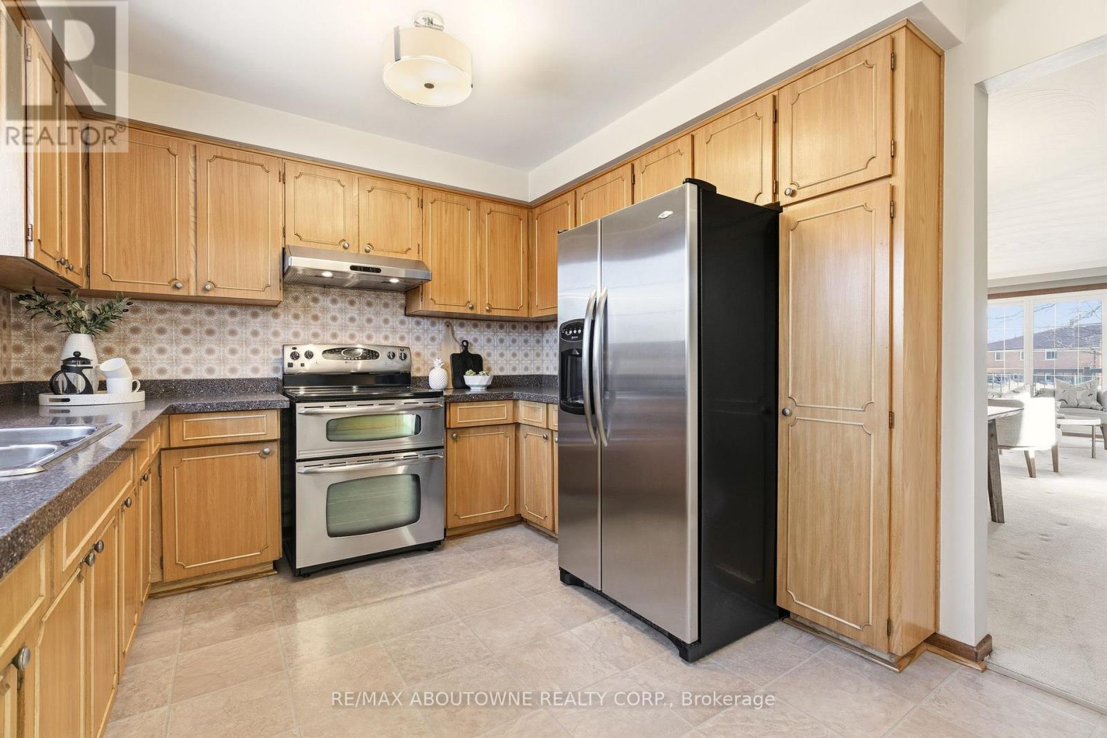 1015 Syeston Court, Mississauga, Ontario  L4Y 2W2 - Photo 14 - W12850128