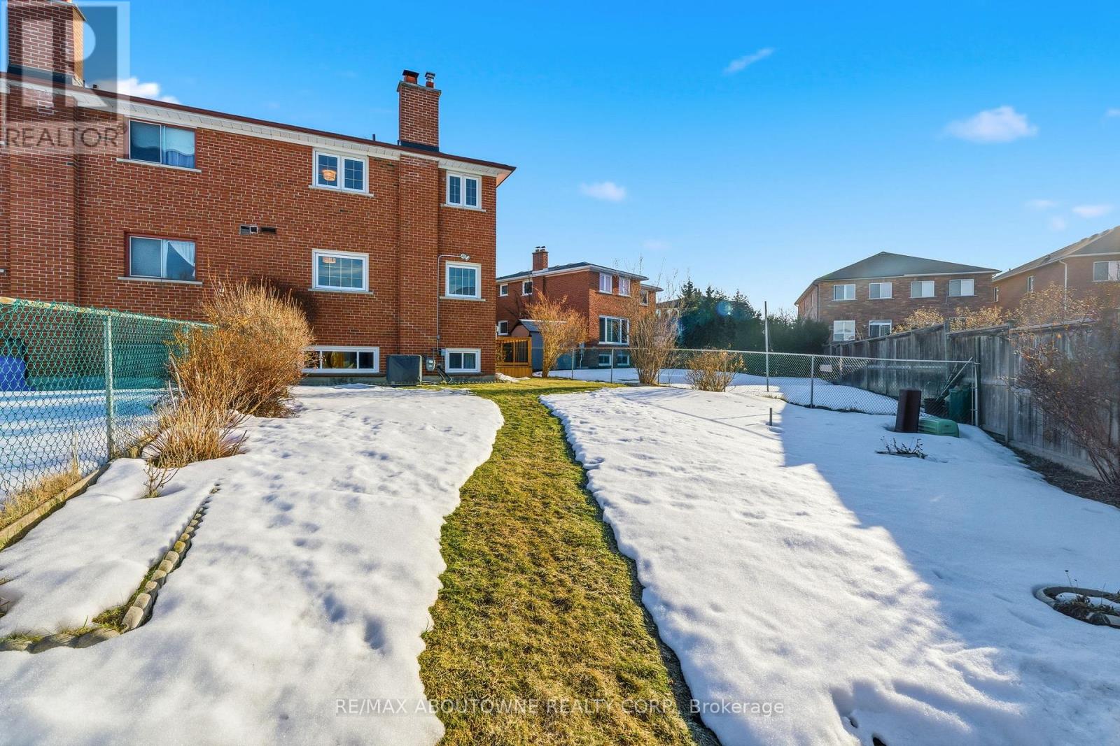 1015 Syeston Court, Mississauga, Ontario  L4Y 2W2 - Photo 44 - W12850128