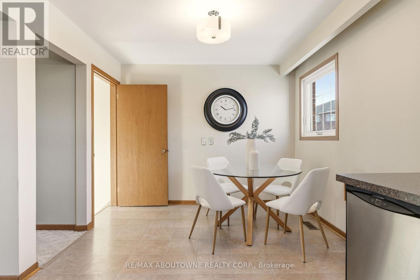 1015 Syeston Court, Mississauga, Ontario  L4Y 2W2 - Photo 16 - W12850128