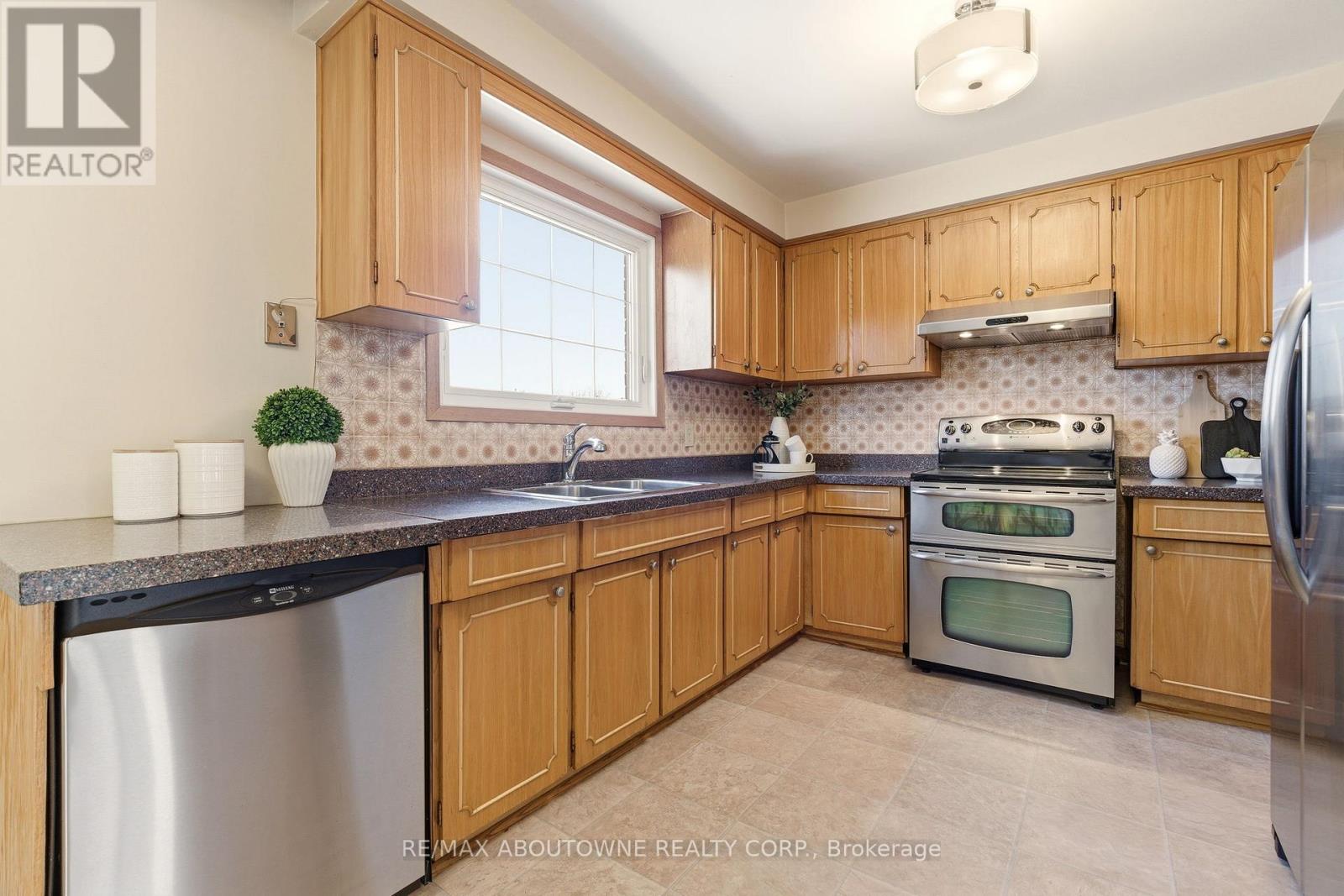 1015 Syeston Court, Mississauga, Ontario  L4Y 2W2 - Photo 12 - W12850128