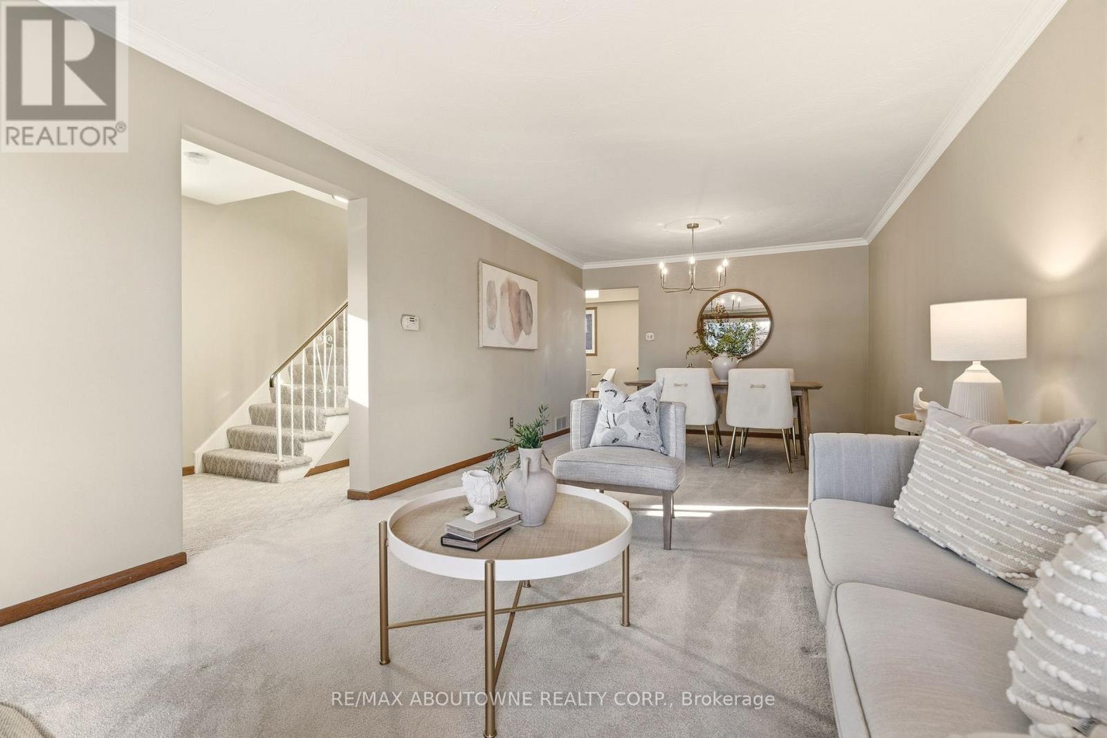 1015 Syeston Court, Mississauga, Ontario  L4Y 2W2 - Photo 8 - W12850128