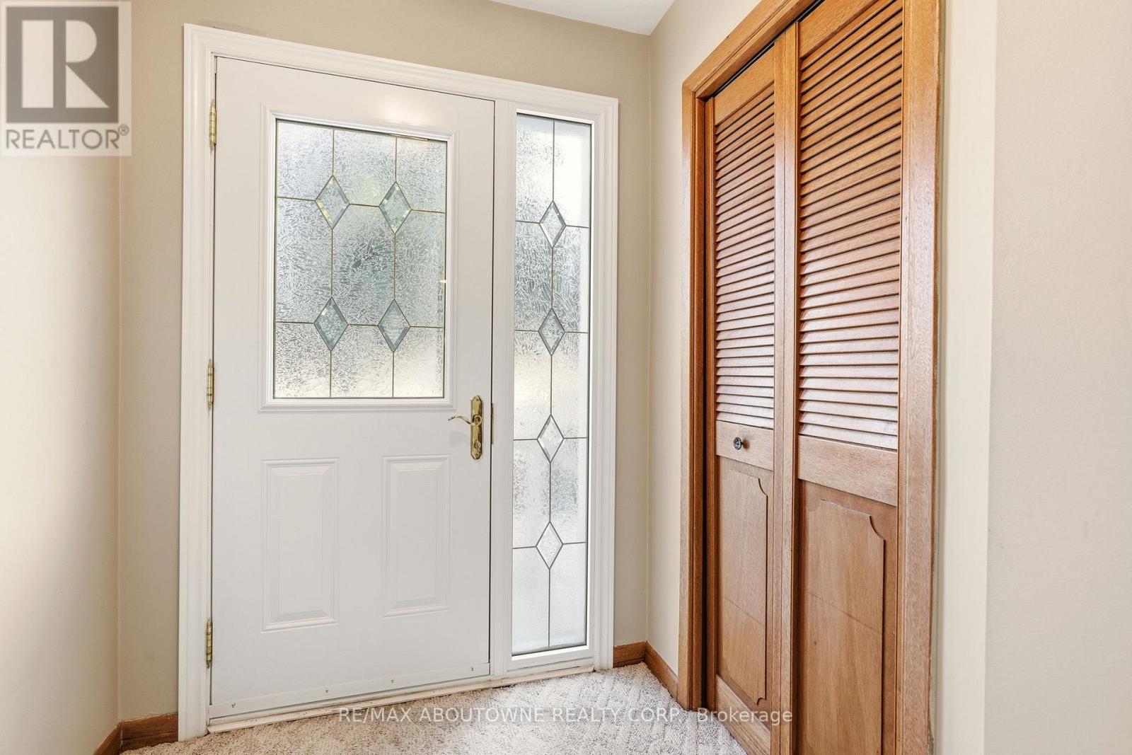 1015 Syeston Court, Mississauga, Ontario  L4Y 2W2 - Photo 3 - W12850128