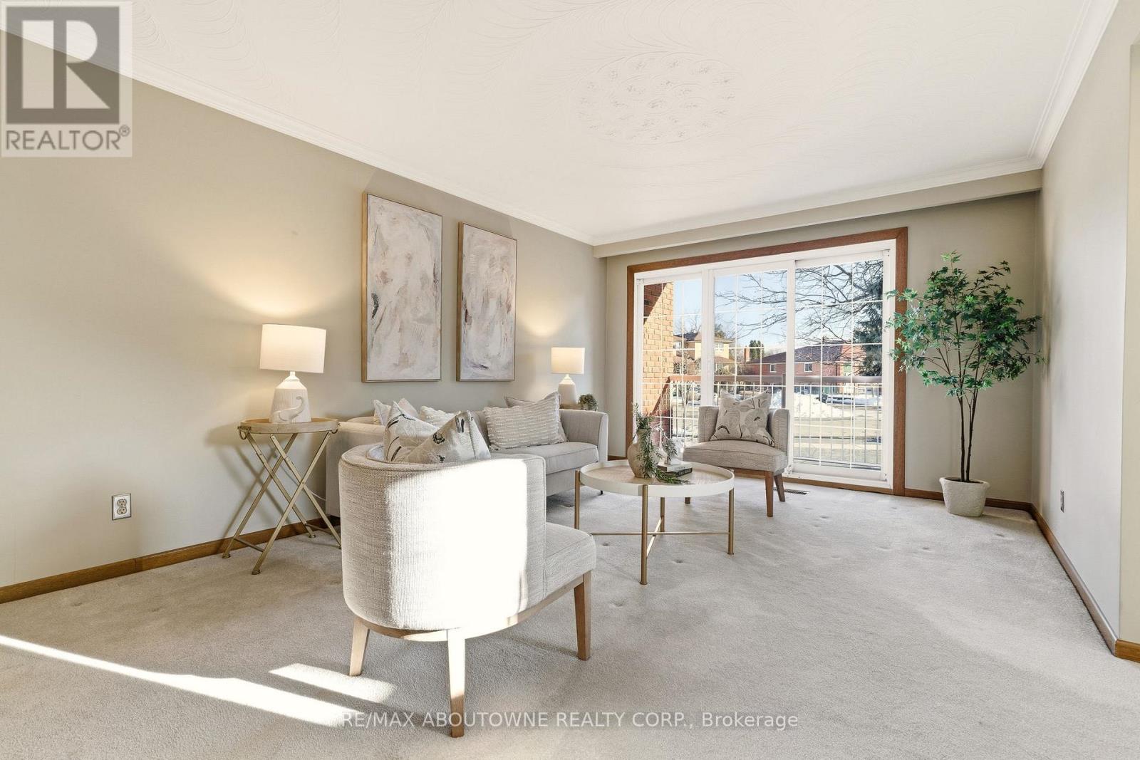 1015 Syeston Court, Mississauga, Ontario  L4Y 2W2 - Photo 6 - W12850128