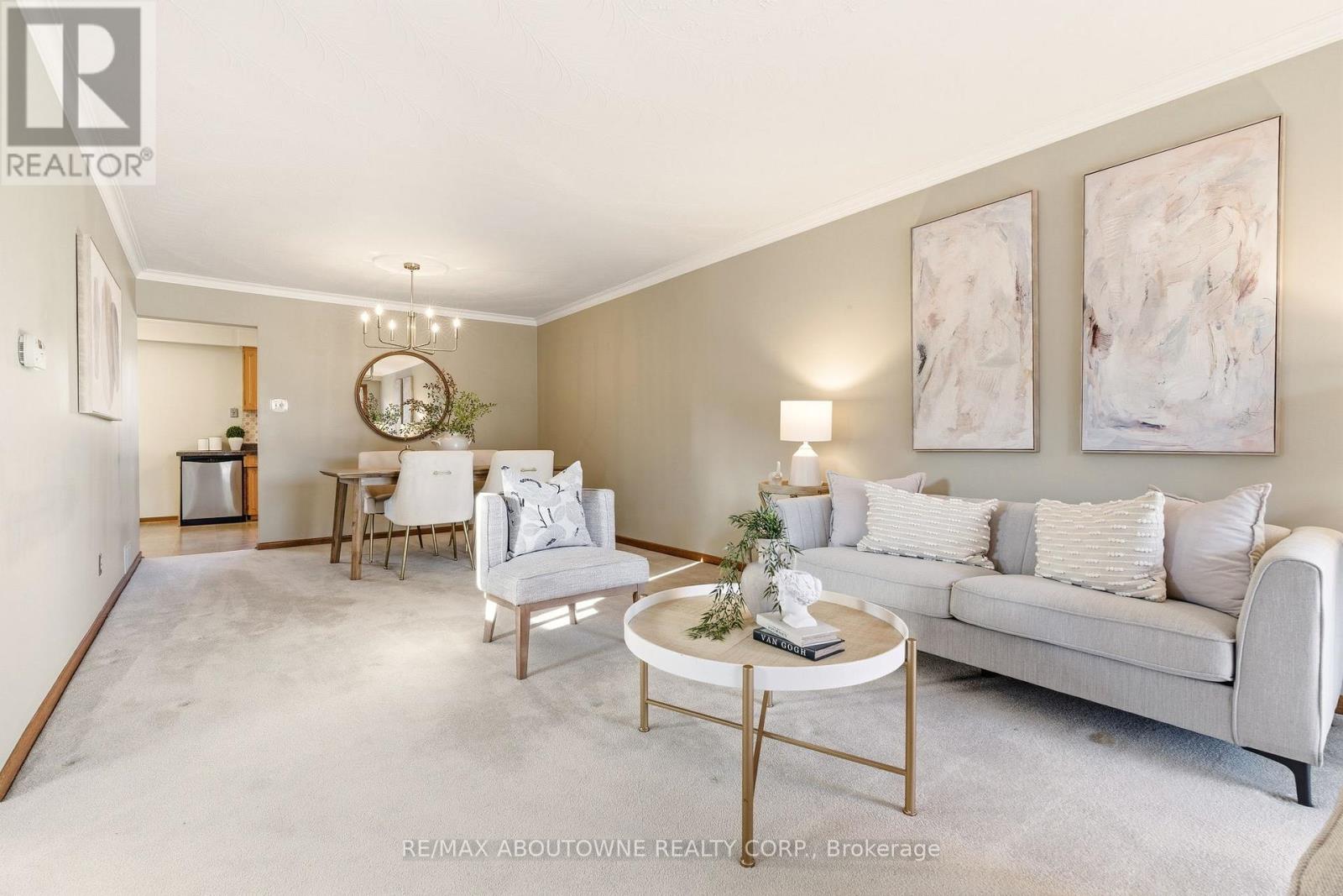 1015 Syeston Court, Mississauga, Ontario  L4Y 2W2 - Photo 9 - W12850128