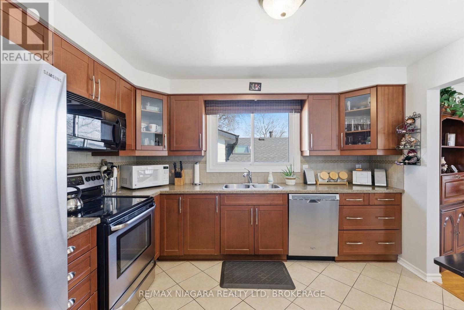 293 Saint Andrews Drive, Hamilton, Ontario  L8K 5K2 - Photo 6 - X12853312