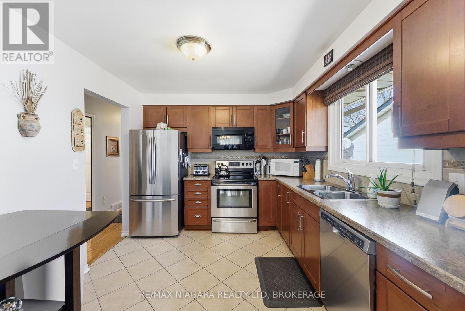 293 Saint Andrews Drive, Hamilton, Ontario  L8K 5K2 - Photo 7 - X12853312