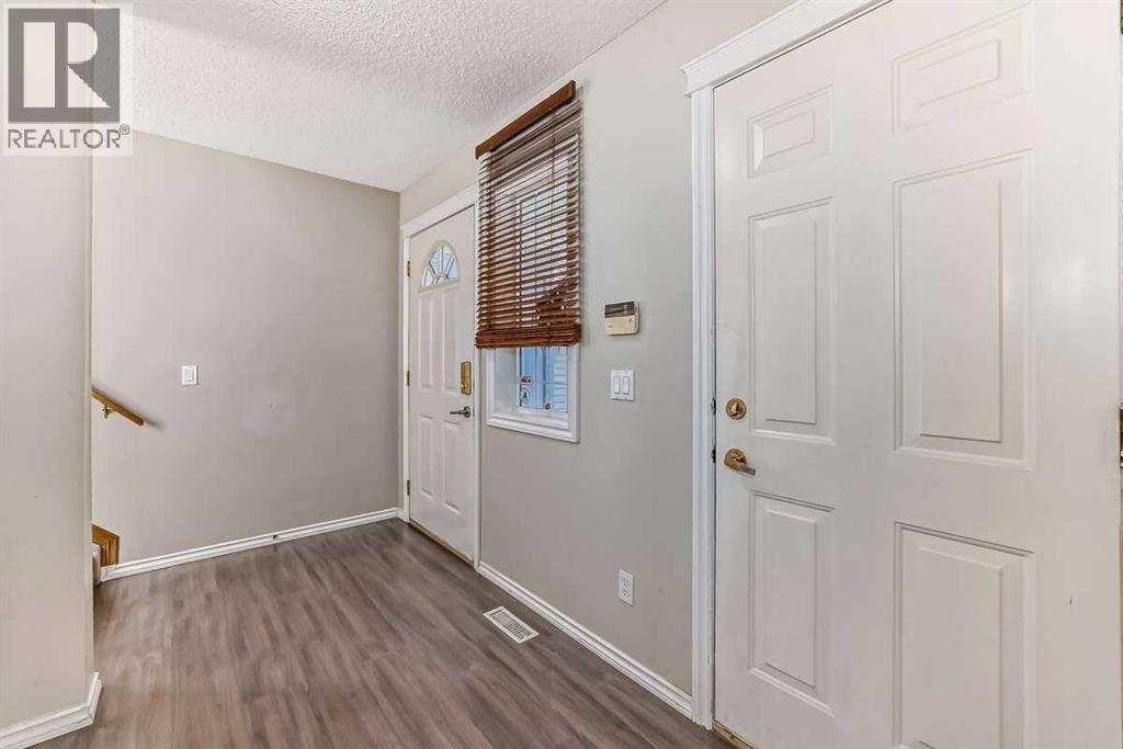 42 Somerside Place Sw, Calgary, Alberta  T2Y 3V3 - Photo 3 - A2274942