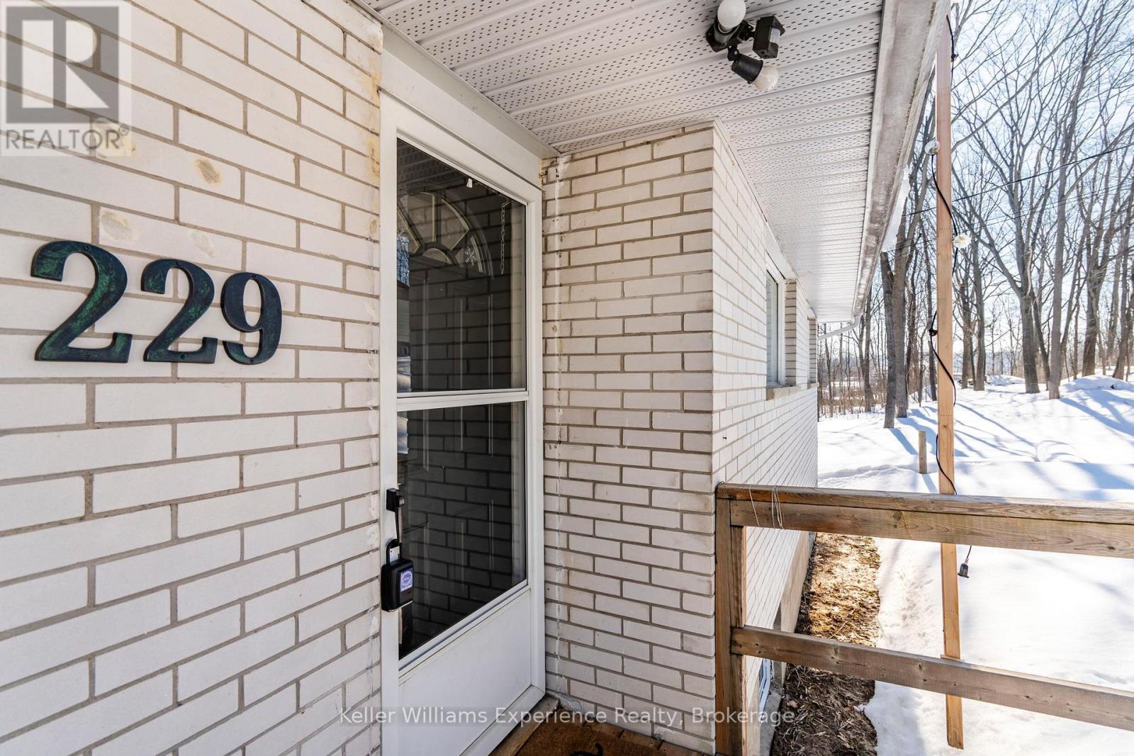 229 Mountain Avenue, Tay, Ontario  L0K 2C0 - Photo 3 - S12853654