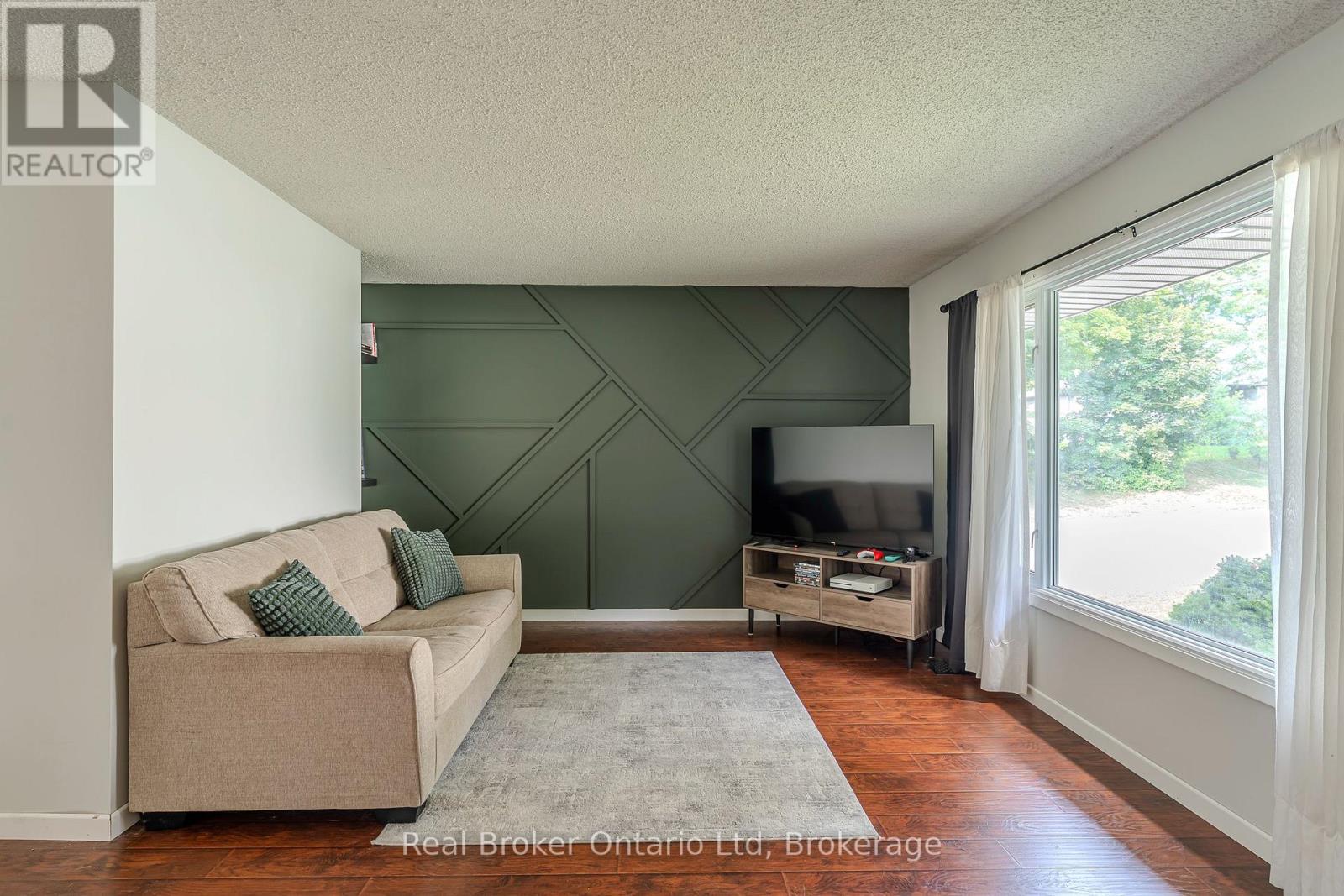 394 Queen Street N, West Grey, Ontario  N0G 1R0 - Photo 9 - X12853650