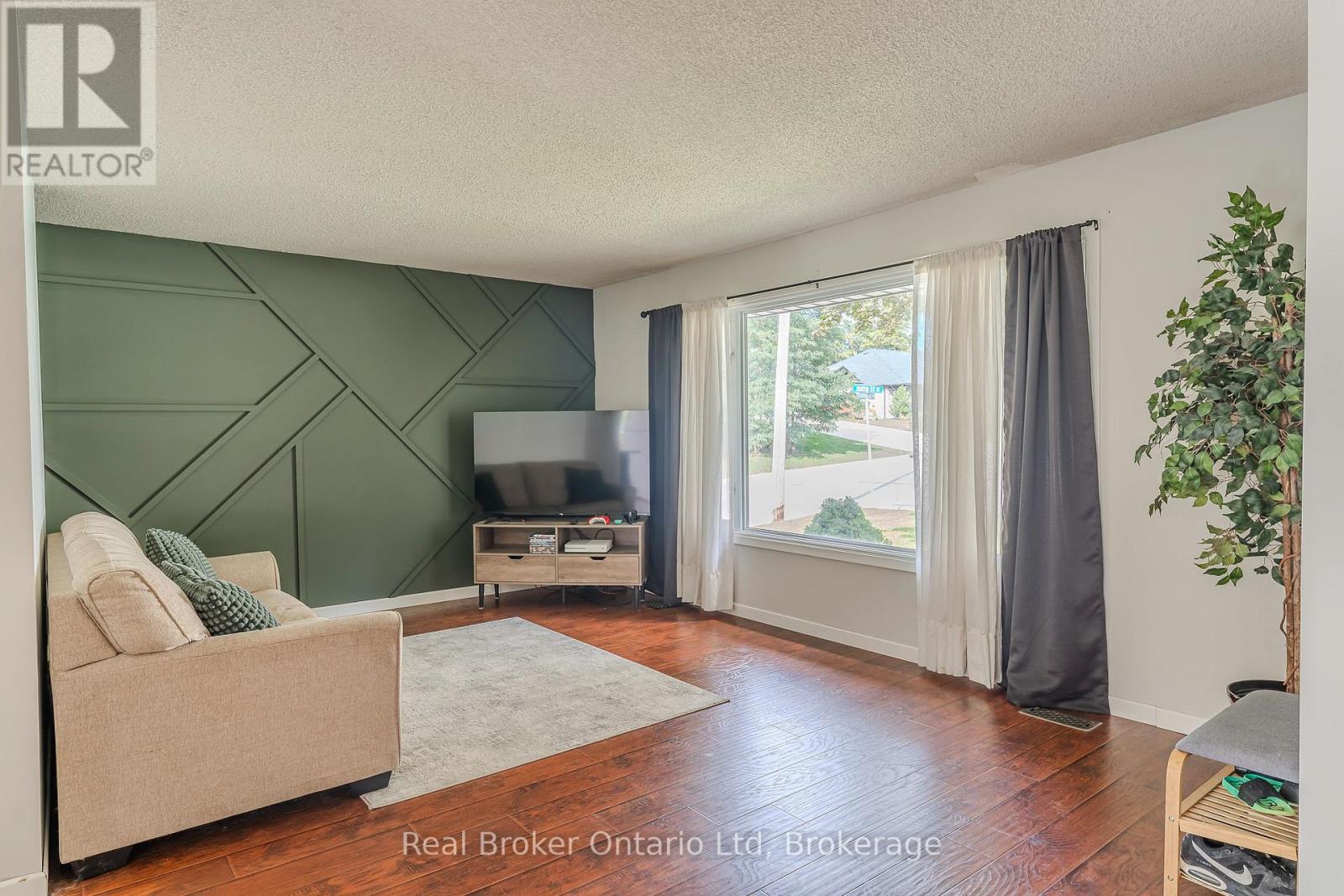 394 Queen Street N, West Grey, Ontario  N0G 1R0 - Photo 6 - X12853650