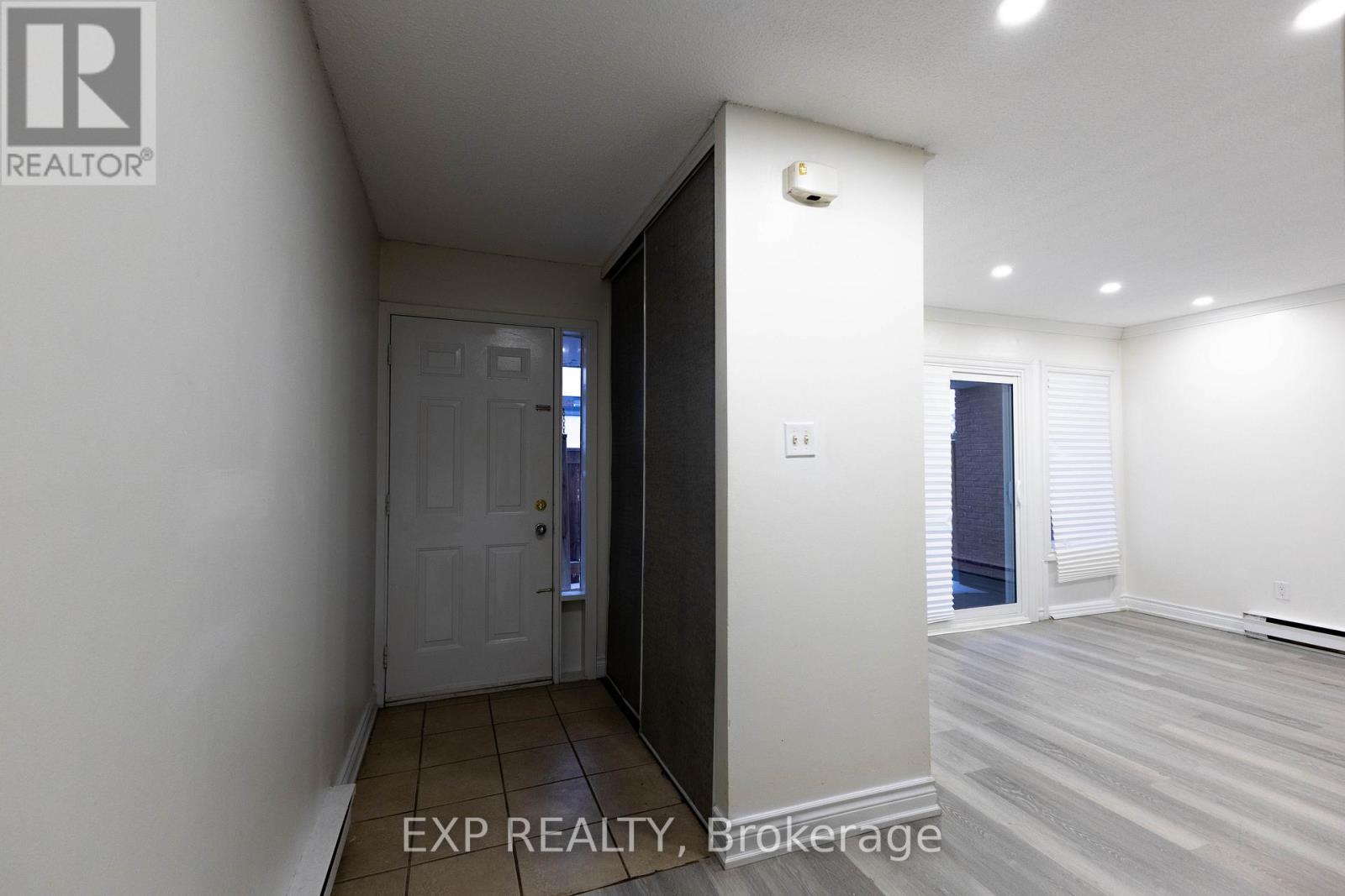 120 - 248 Milestone Crescent, Aurora, Ontario  L4G 3M2 - Photo 2 - N12853438