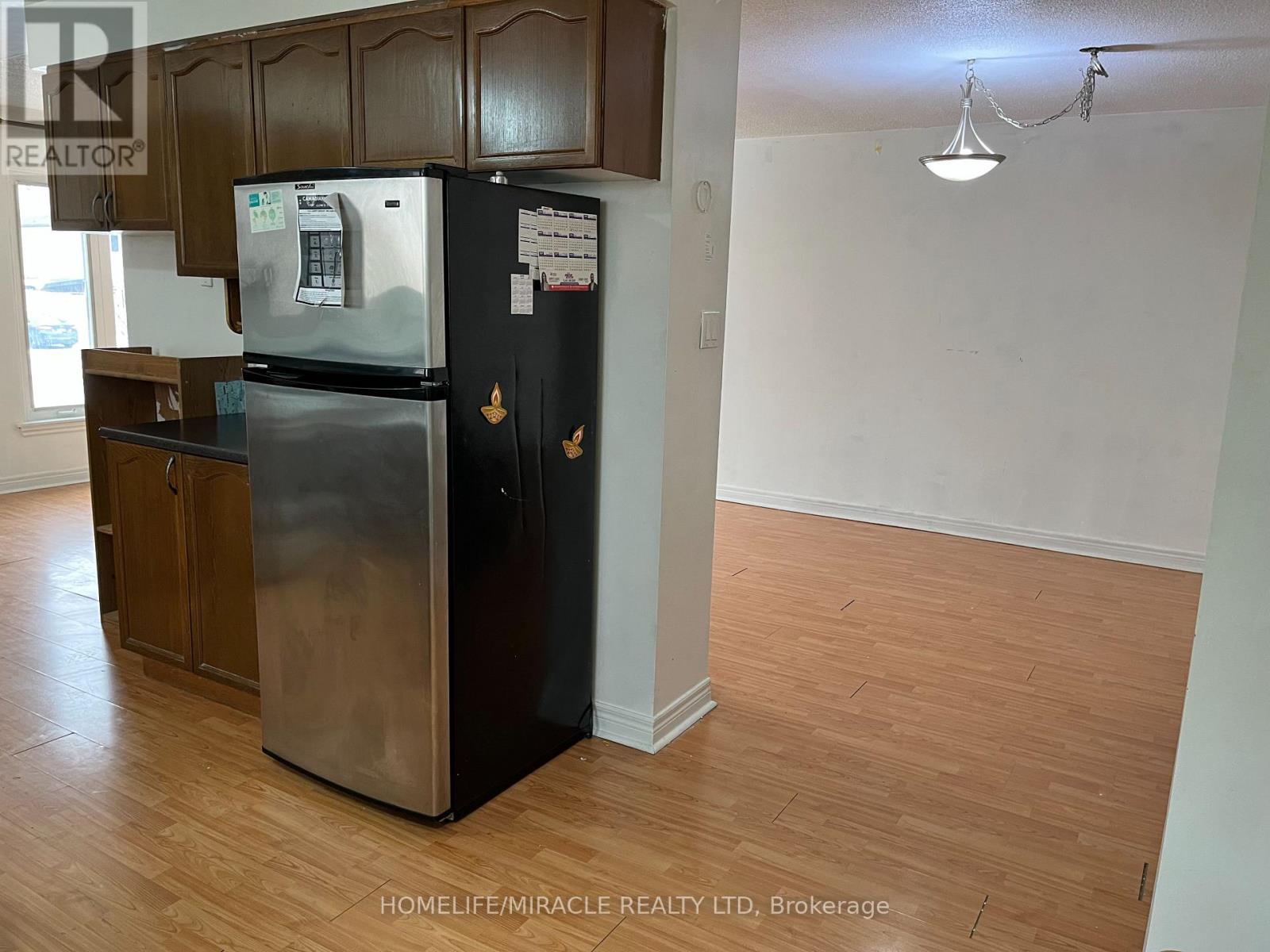 61 Greenbriar Road, Brampton, Ontario  L6S 2A4 - Photo 7 - W12852230