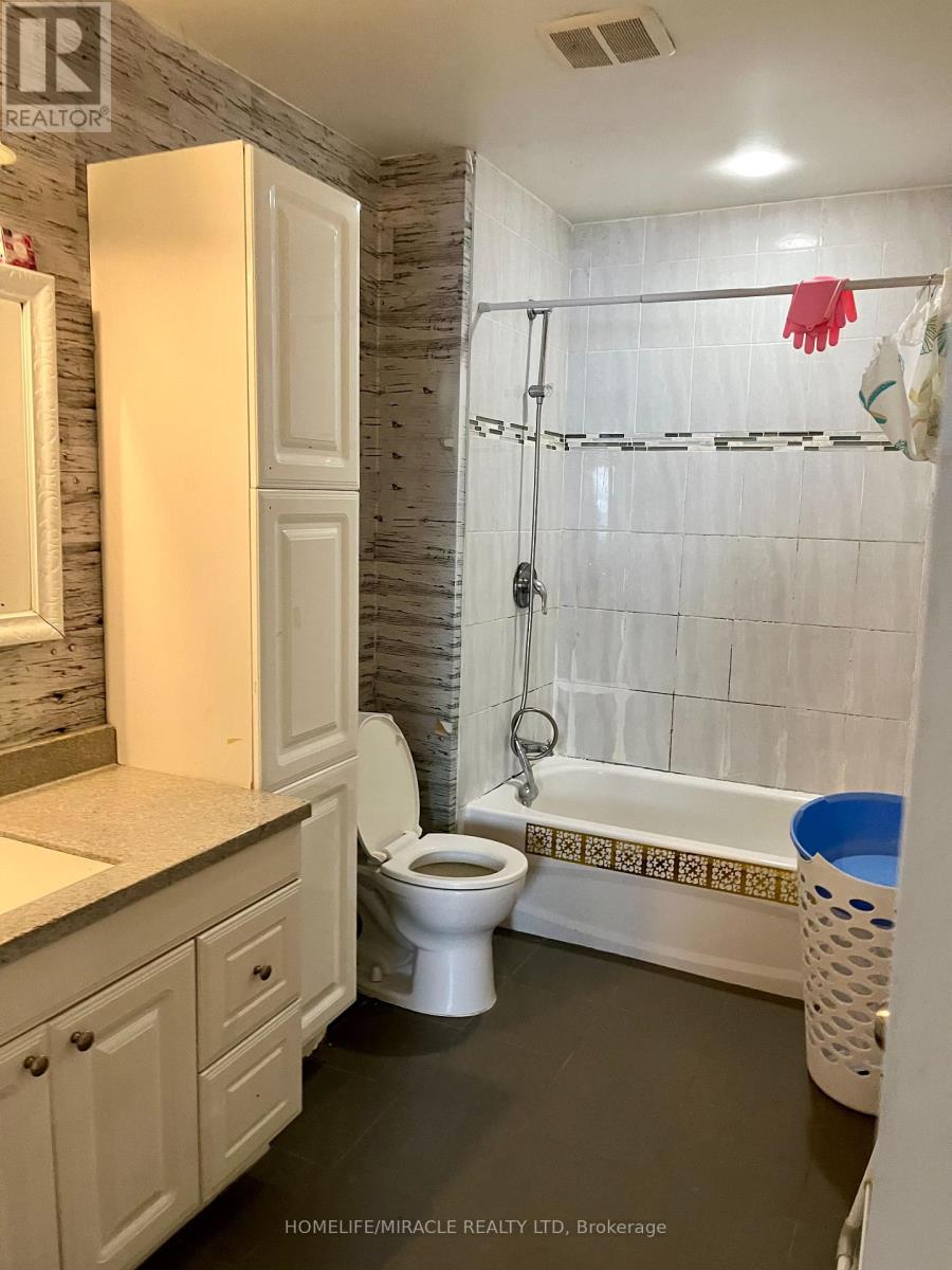 61 Greenbriar Road, Brampton, Ontario  L6S 2A4 - Photo 11 - W12852230