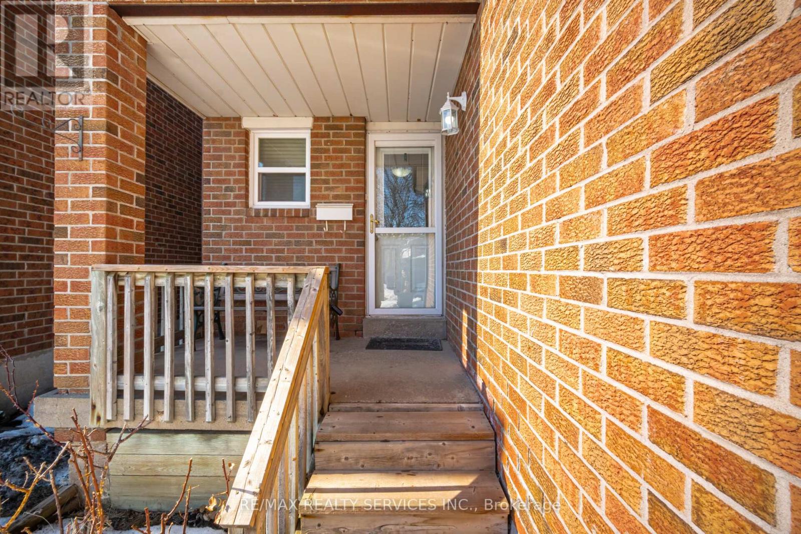 16 Ferri Crescent, Brampton, Ontario  L6Z 1R9 - Photo 7 - W12853322