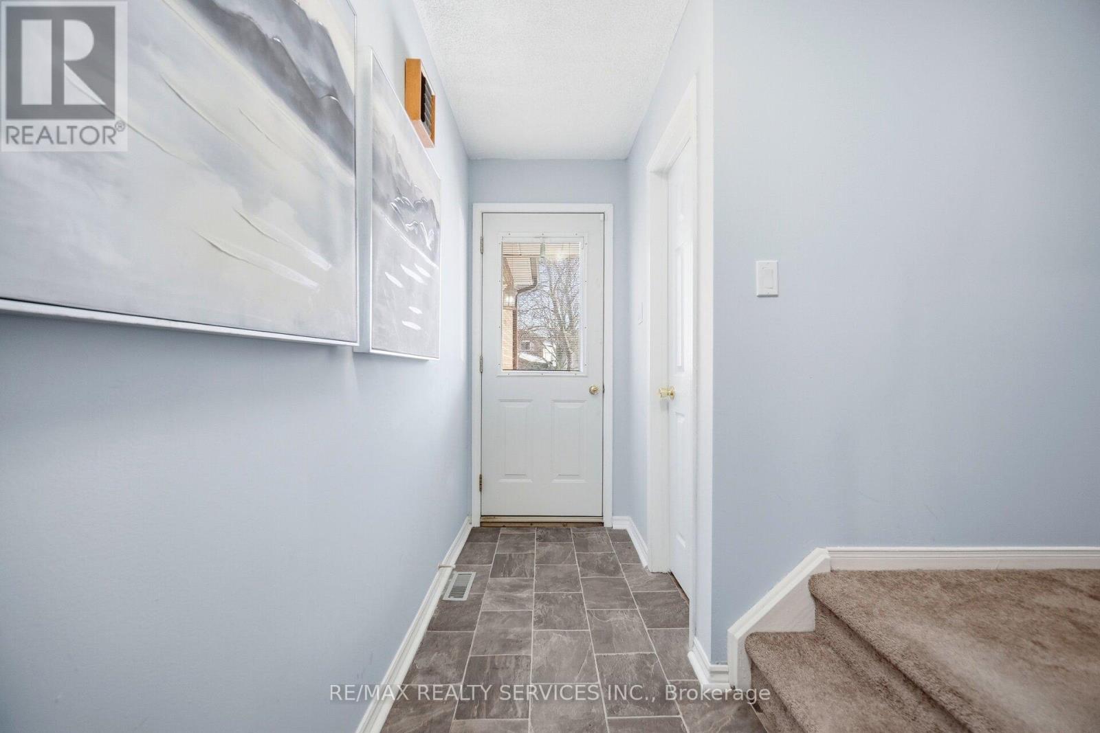 16 Ferri Crescent, Brampton, Ontario  L6Z 1R9 - Photo 8 - W12853322