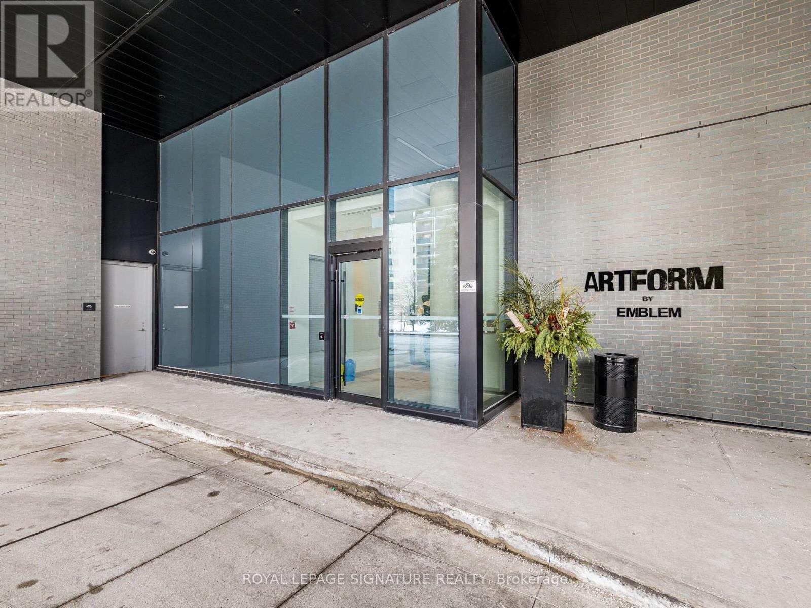 622 - 86 Dundas Street E, Mississauga, Ontario  L5A 1W4 - Photo 2 - W12853384