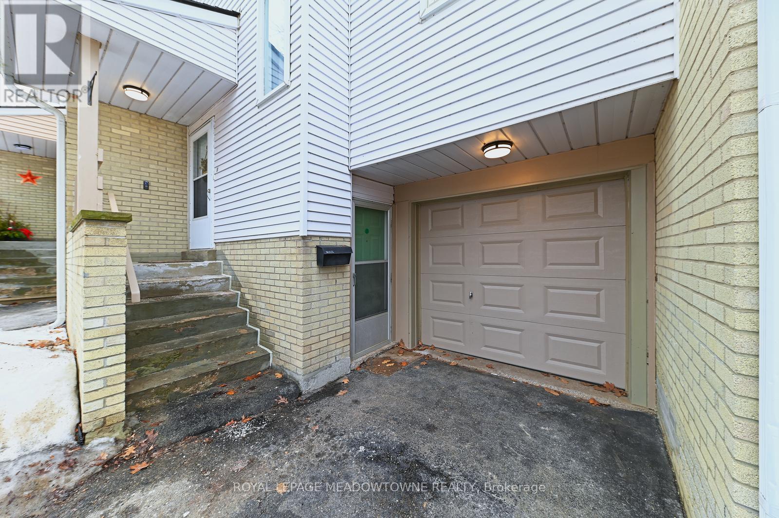 74 - 80 Lynden Circle, Halton Hills, Ontario  L7G 4Y8 - Photo 2 - W12853436