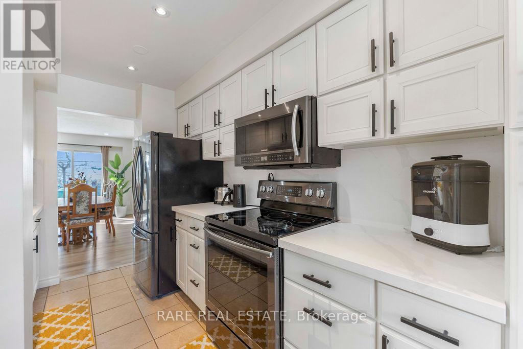 45 Fanshawe Drive, Brampton (Heart Lake West), Ontario  L6Z 1A7 - Photo 3 - W12853542