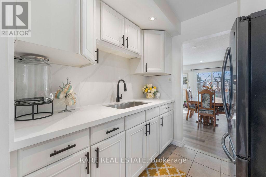 45 Fanshawe Drive, Brampton (Heart Lake West), Ontario  L6Z 1A7 - Photo 4 - W12853542