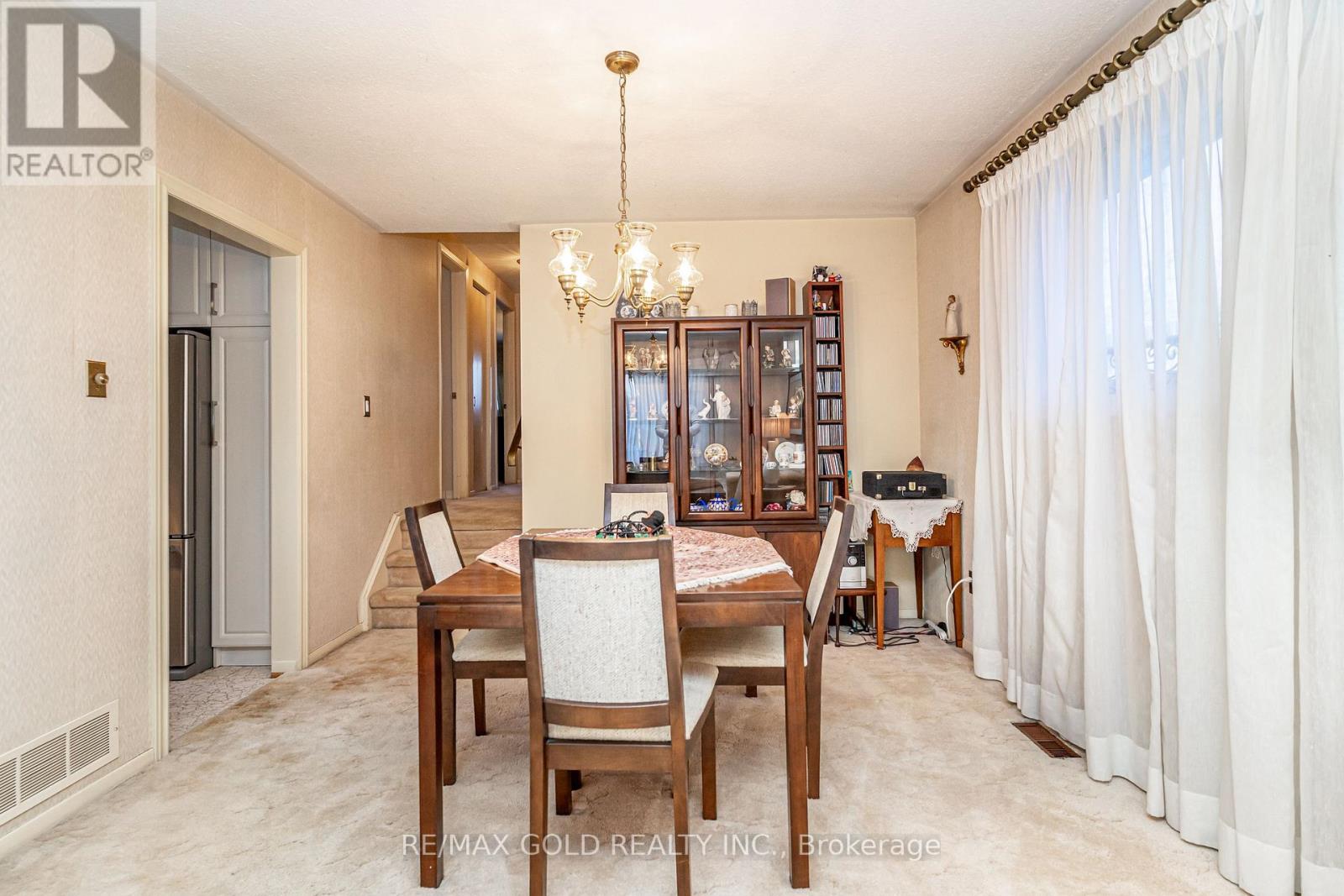 6 Eldon Court, Brampton, Ontario  L6T 2B9 - Photo 6 - W12853606