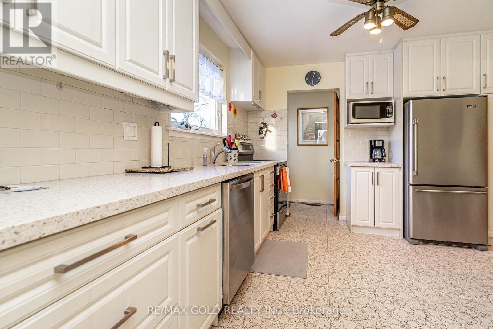 6 Eldon Court, Brampton, Ontario  L6T 2B9 - Photo 8 - W12853606