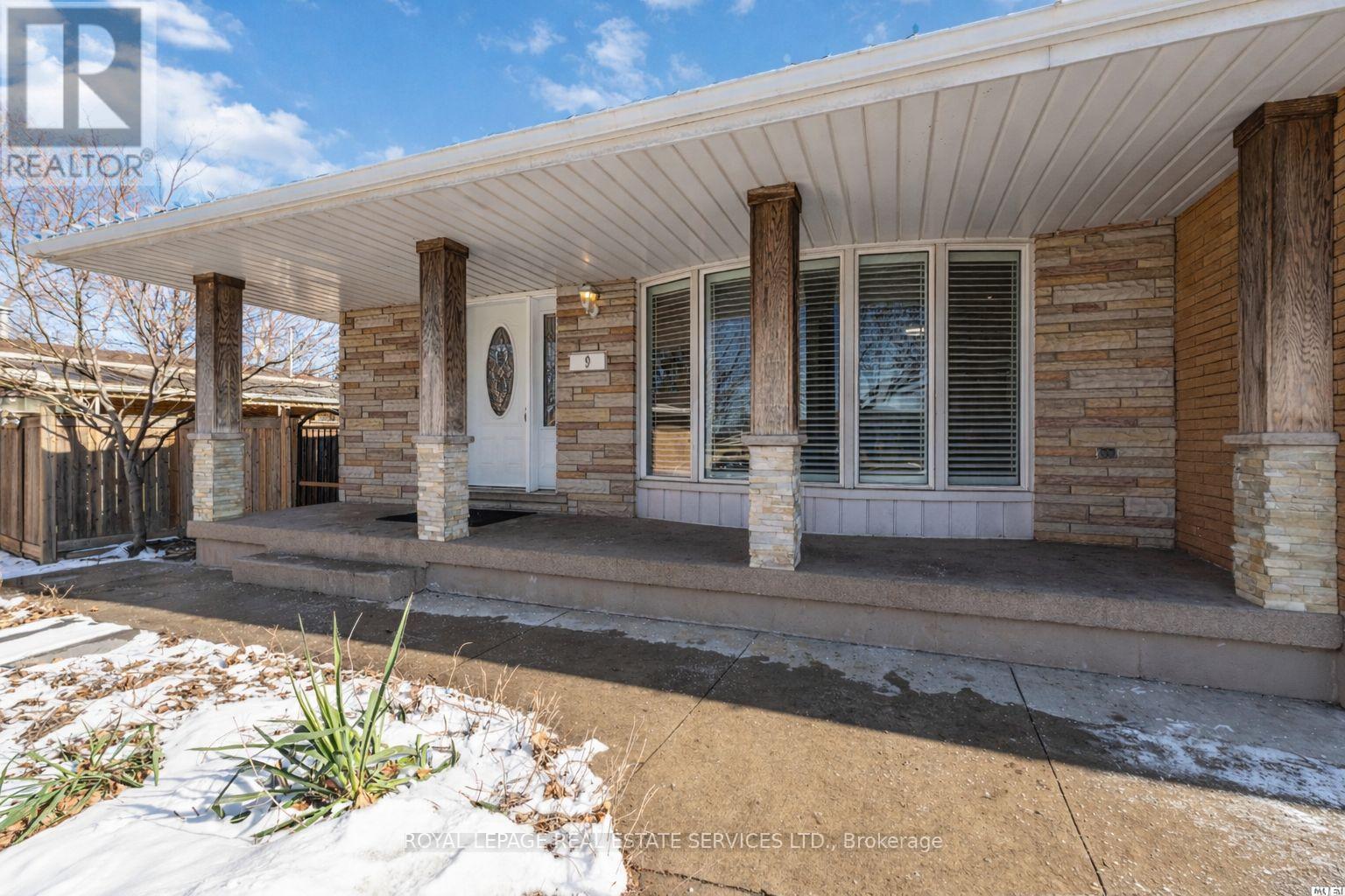 9 Isaac Court, Hamilton, Ontario  L8K 4G5 - Photo 3 - X12853406