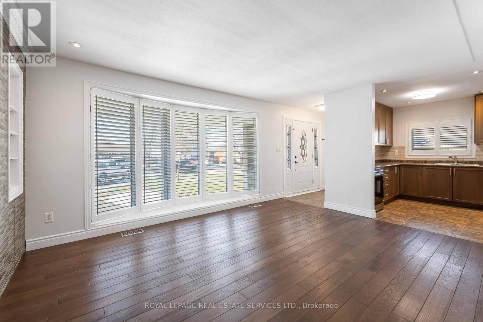 9 Isaac Court, Hamilton, Ontario  L8K 4G5 - Photo 9 - X12853406