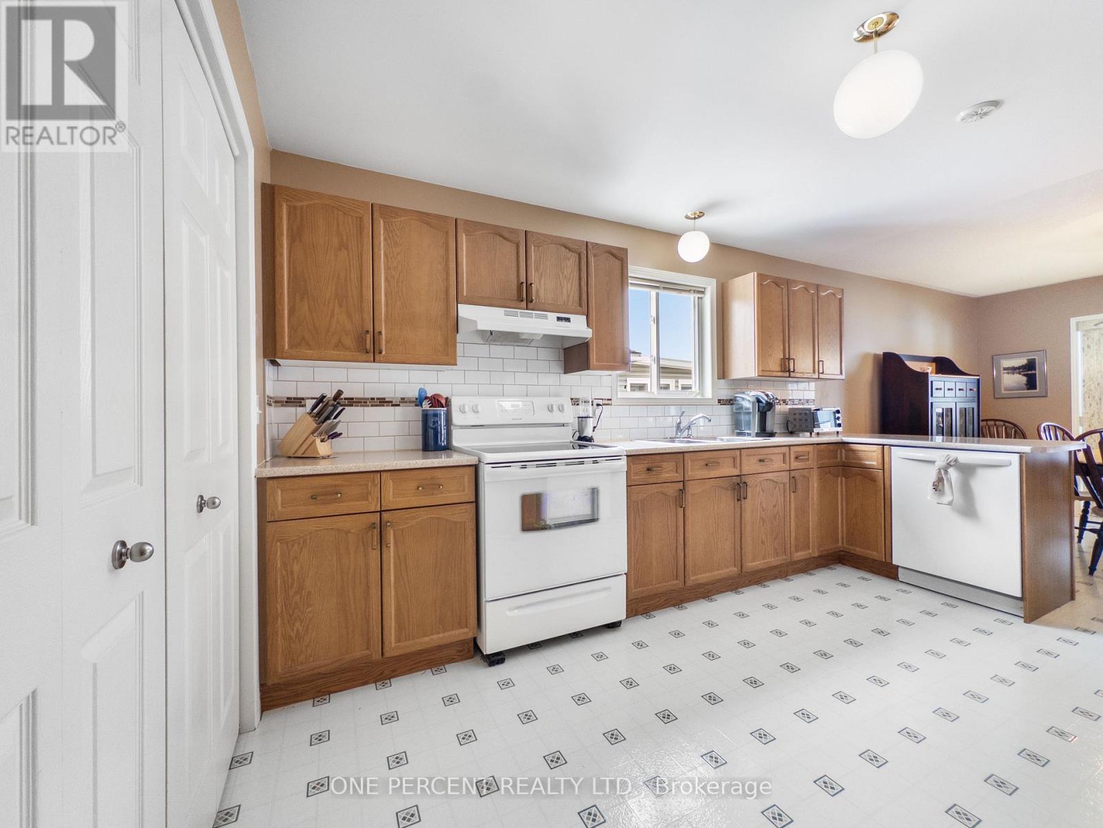 14 Elmdale Drive, Prince Edward County, Ontario  K0K 3L0 - Photo 11 - X12853468