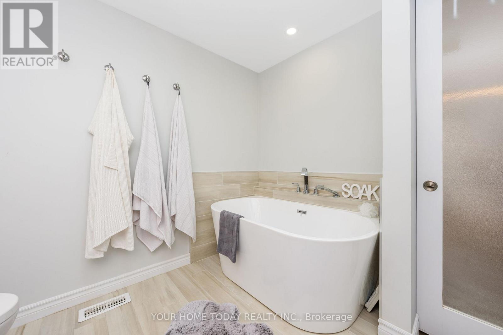 20 Elgin Street, Halton Hills (Georgetown), Ontario  L7G 3M3 - Photo 22 - W12805924