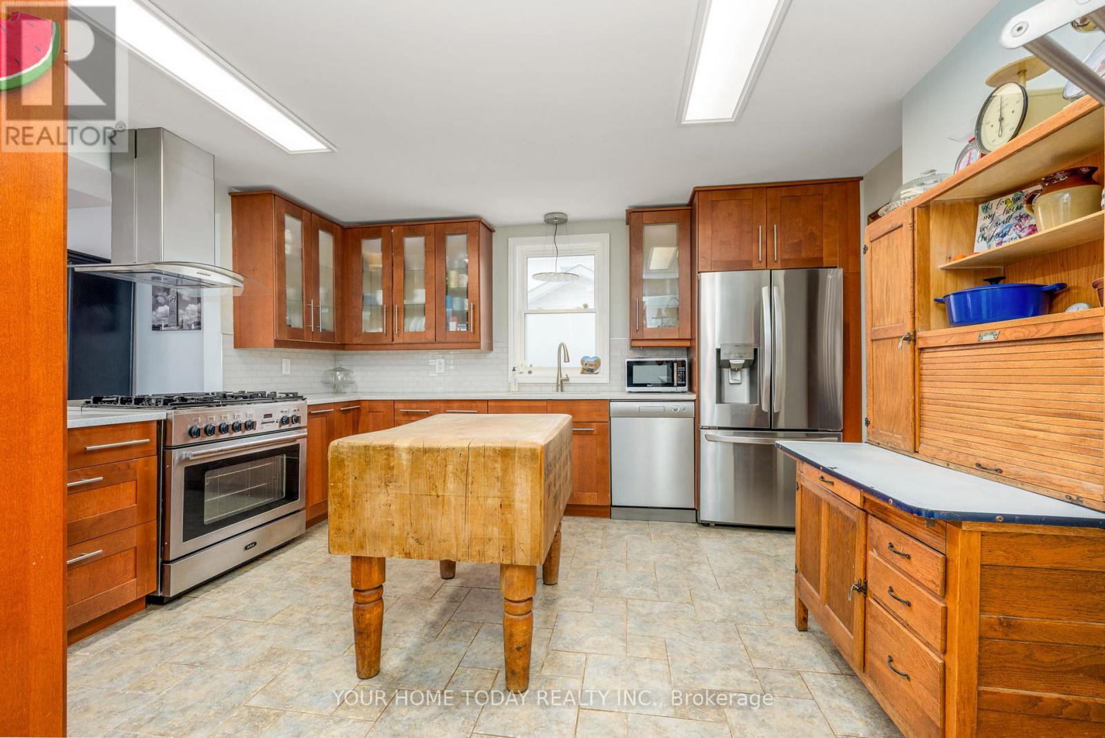 20 Elgin Street, Halton Hills (Georgetown), Ontario  L7G 3M3 - Photo 9 - W12805924