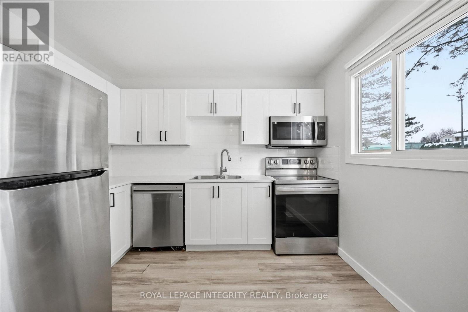 5 - 228 Millroad Way, Ottawa, Ontario  K1E 2C9 - Photo 4 - X12853794