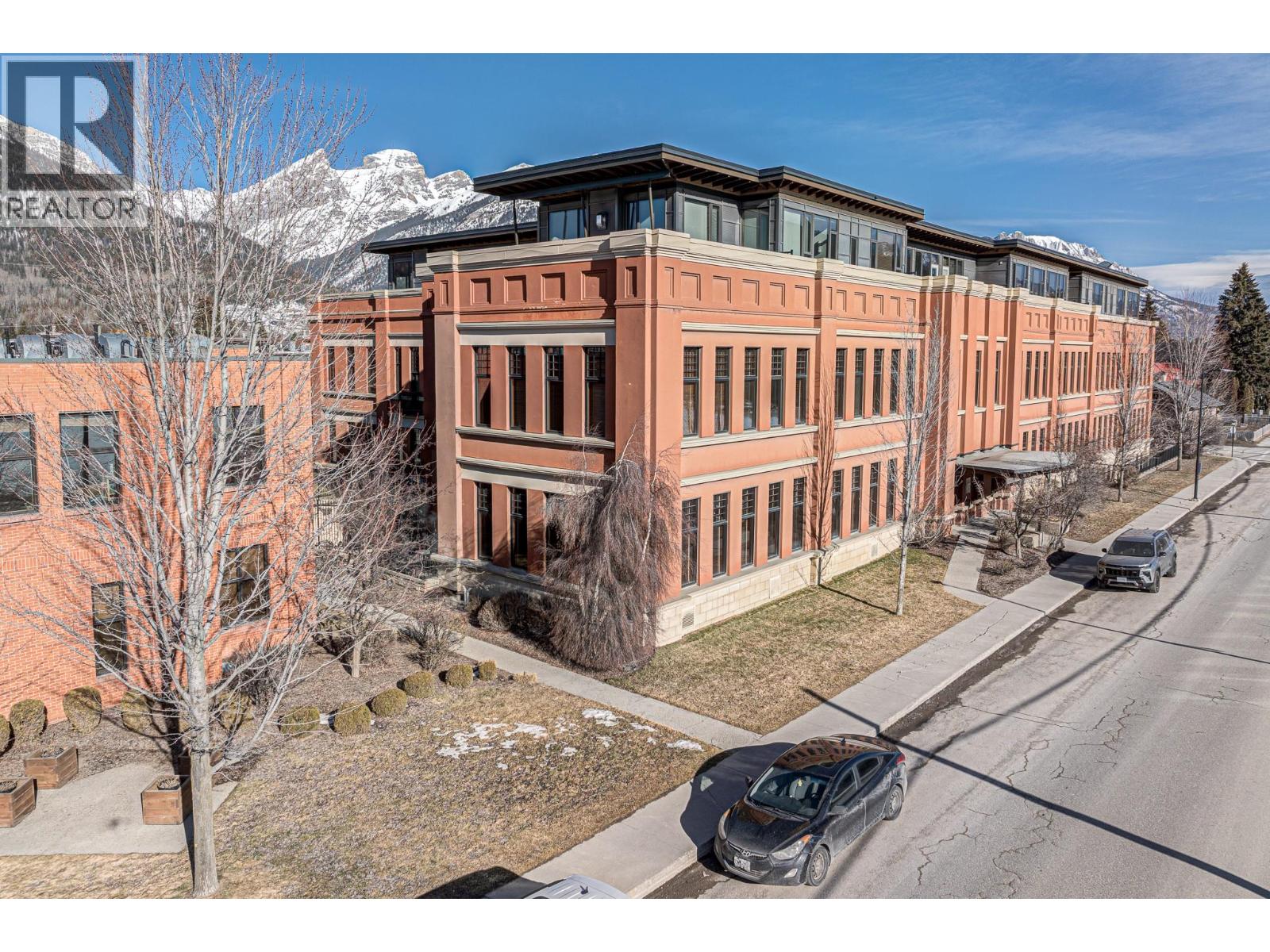 <div class="slider-price">$1,399,999</div><p>901 2nd Avenue Unit# 101a, Fernie, British Columbia</p>