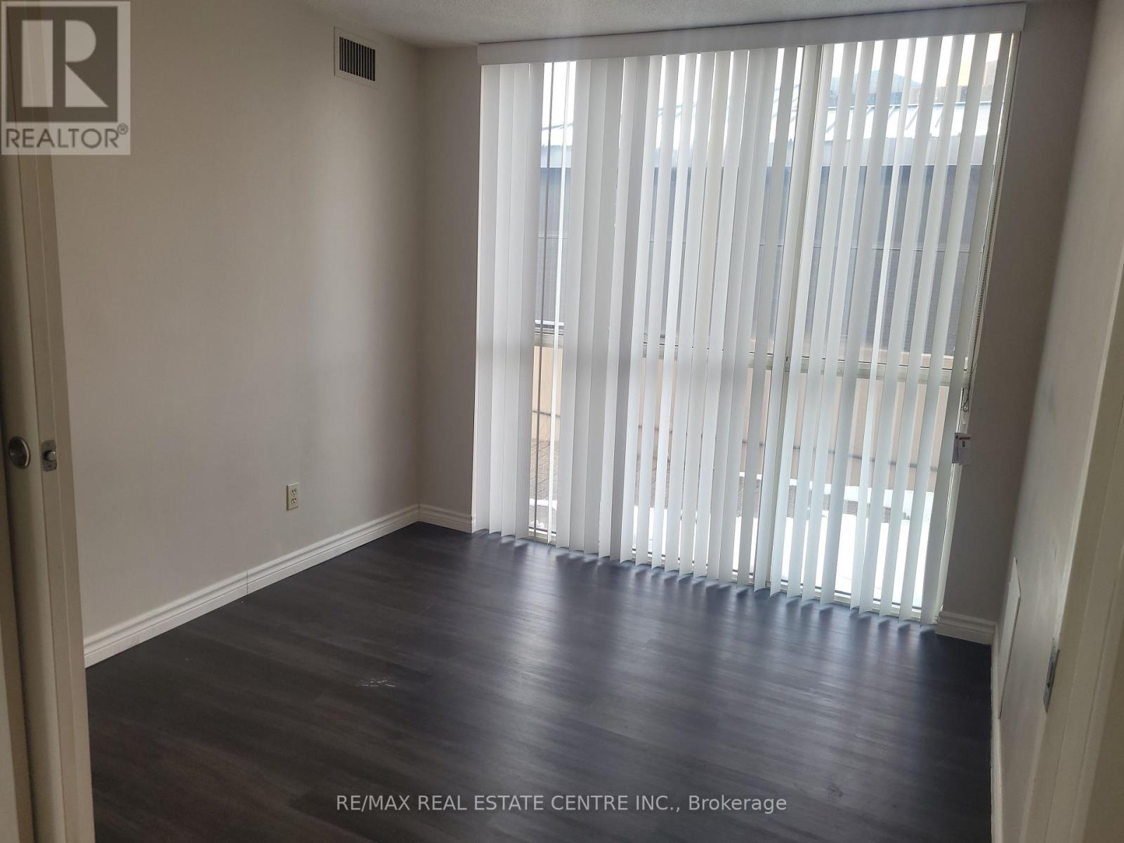 209 - 285 Enfield Place, Mississauga, Ontario  L5B 4L8 - Photo 12 - W12853790