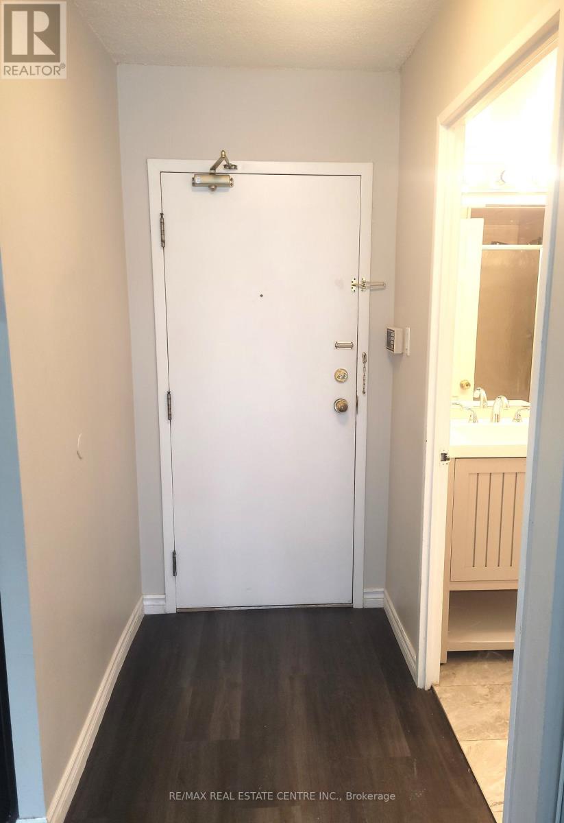 209 - 285 Enfield Place, Mississauga, Ontario  L5B 4L8 - Photo 3 - W12853790