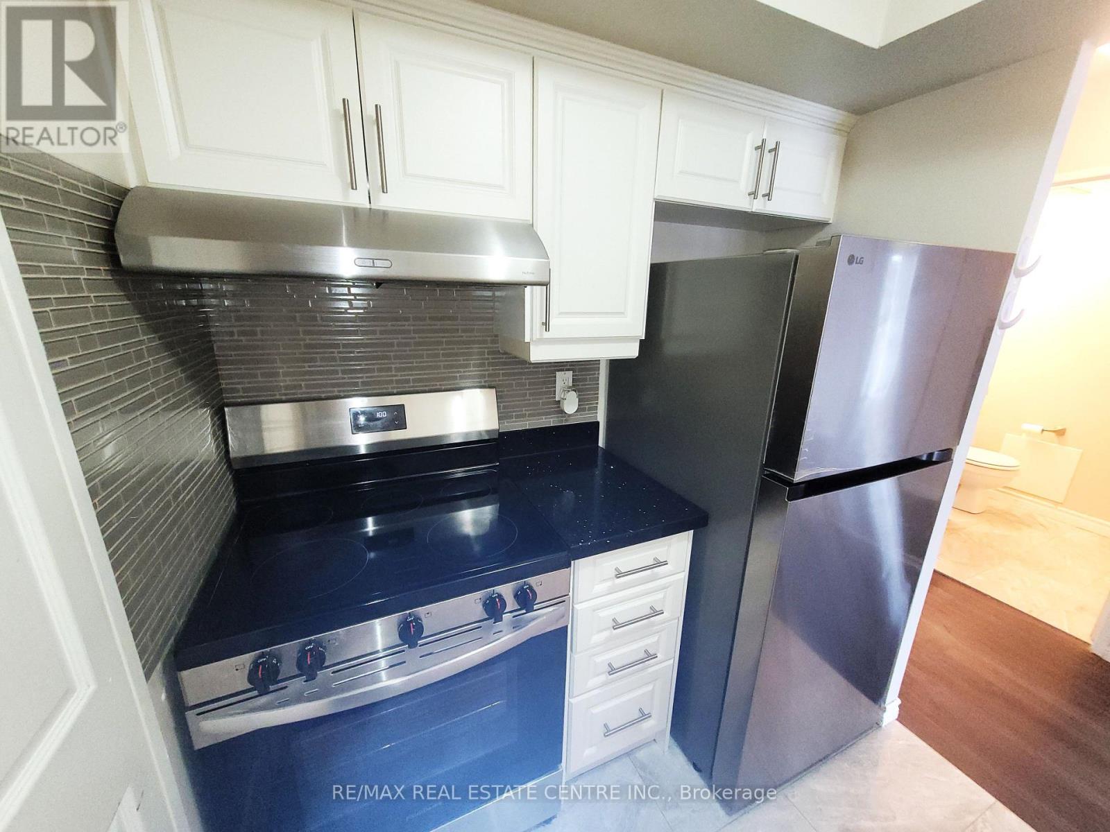 209 - 285 Enfield Place, Mississauga, Ontario  L5B 4L8 - Photo 5 - W12853790