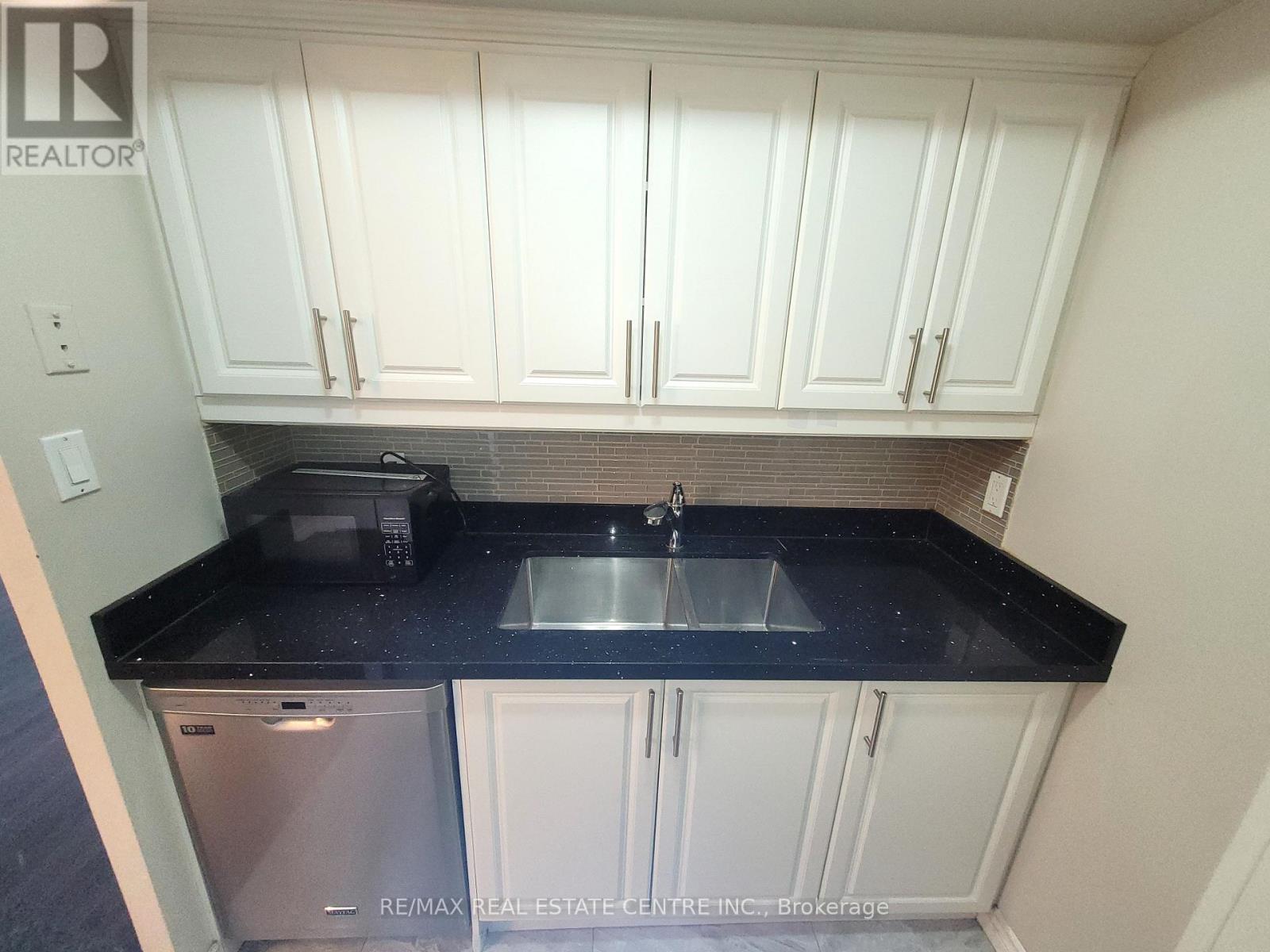 209 - 285 Enfield Place, Mississauga, Ontario  L5B 4L8 - Photo 6 - W12853790