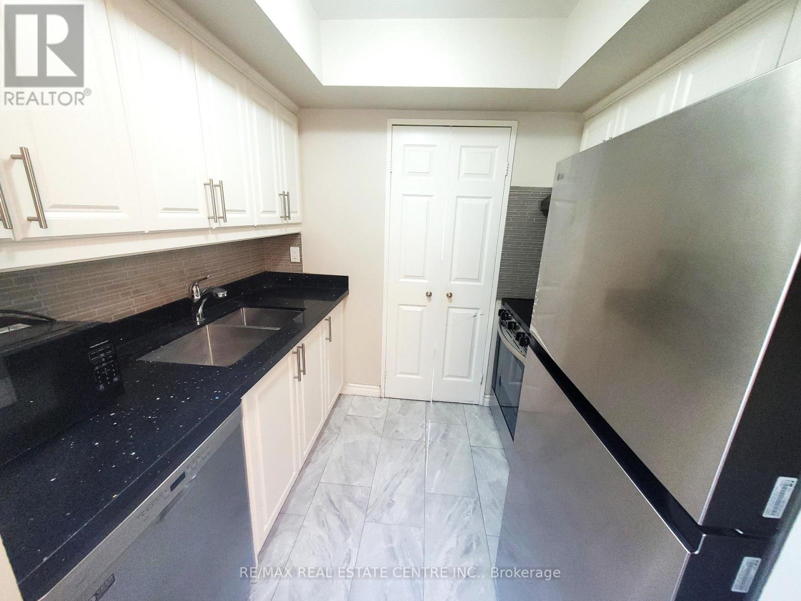 209 - 285 Enfield Place, Mississauga, Ontario  L5B 4L8 - Photo 7 - W12853790