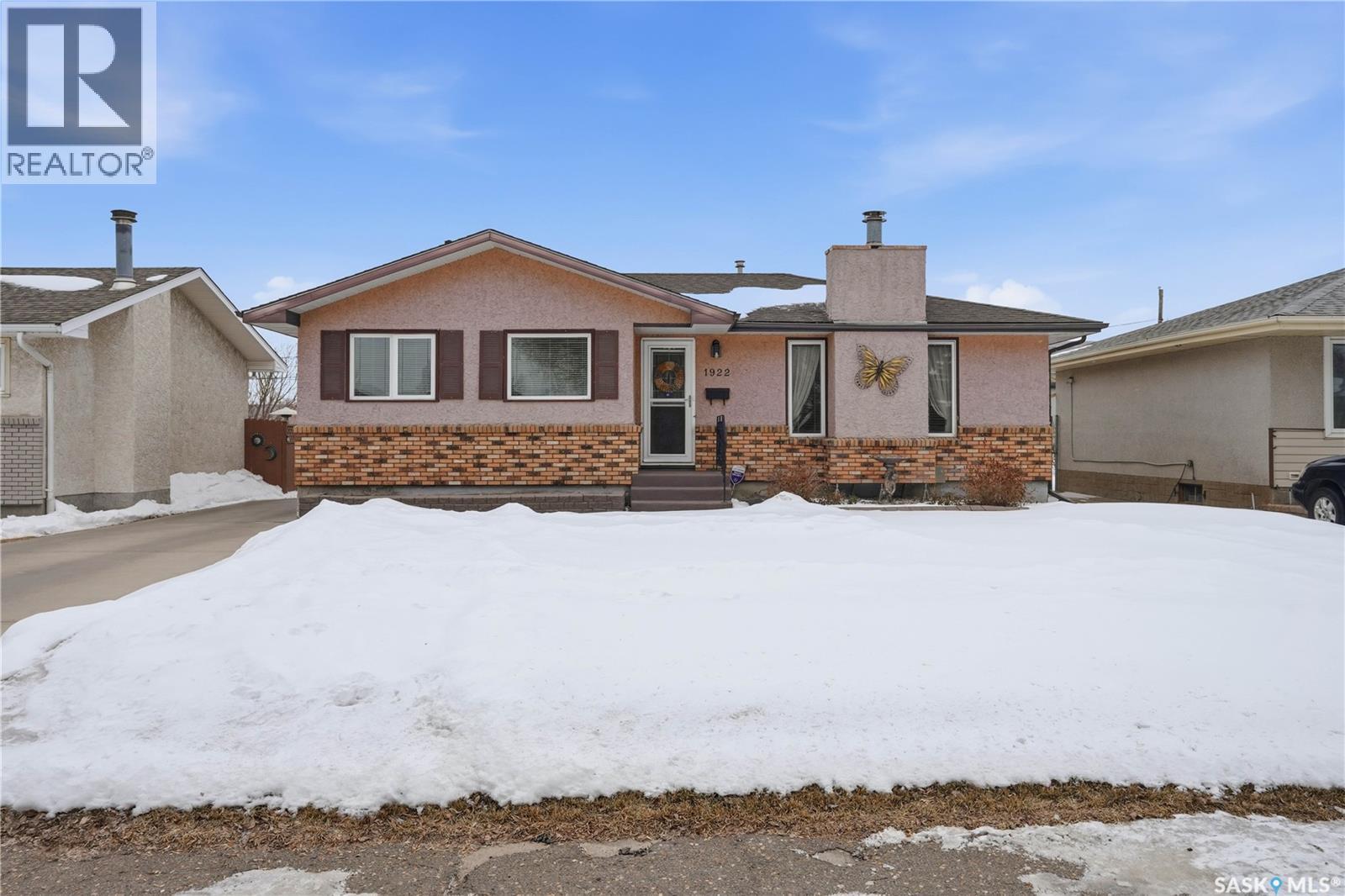 1922 8th Avenue N, Regina, Saskatchewan  S4R 0G6 - Photo 1 - SK029863